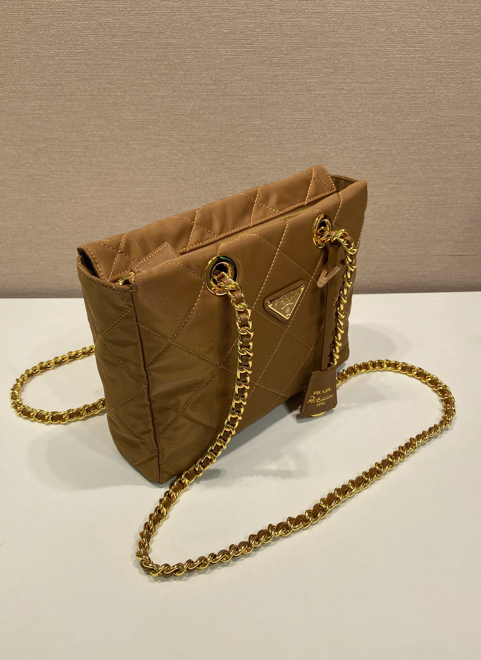 💰1120🎉Second-hand zipper style🎉1BG468 new color🎉🎉 The design of this vintage vintage chain rhombus hobo bag is great👏👏 Purely handmade nylon rhombus design, can be worn on one shoulder, across the body, or carried on the street. The imported black gold chain is really the eternal theme of vintage😘😘It is simple and elegant, and the capacity is very large👍The upper body is particularly trendy, versatile and fashionable. No matter casual or formal, they all have a stable temperament. Hurry up and get it🙊I love this second-hand hobo bag😘😘 Length 25x Height 24x Bottom 5cm