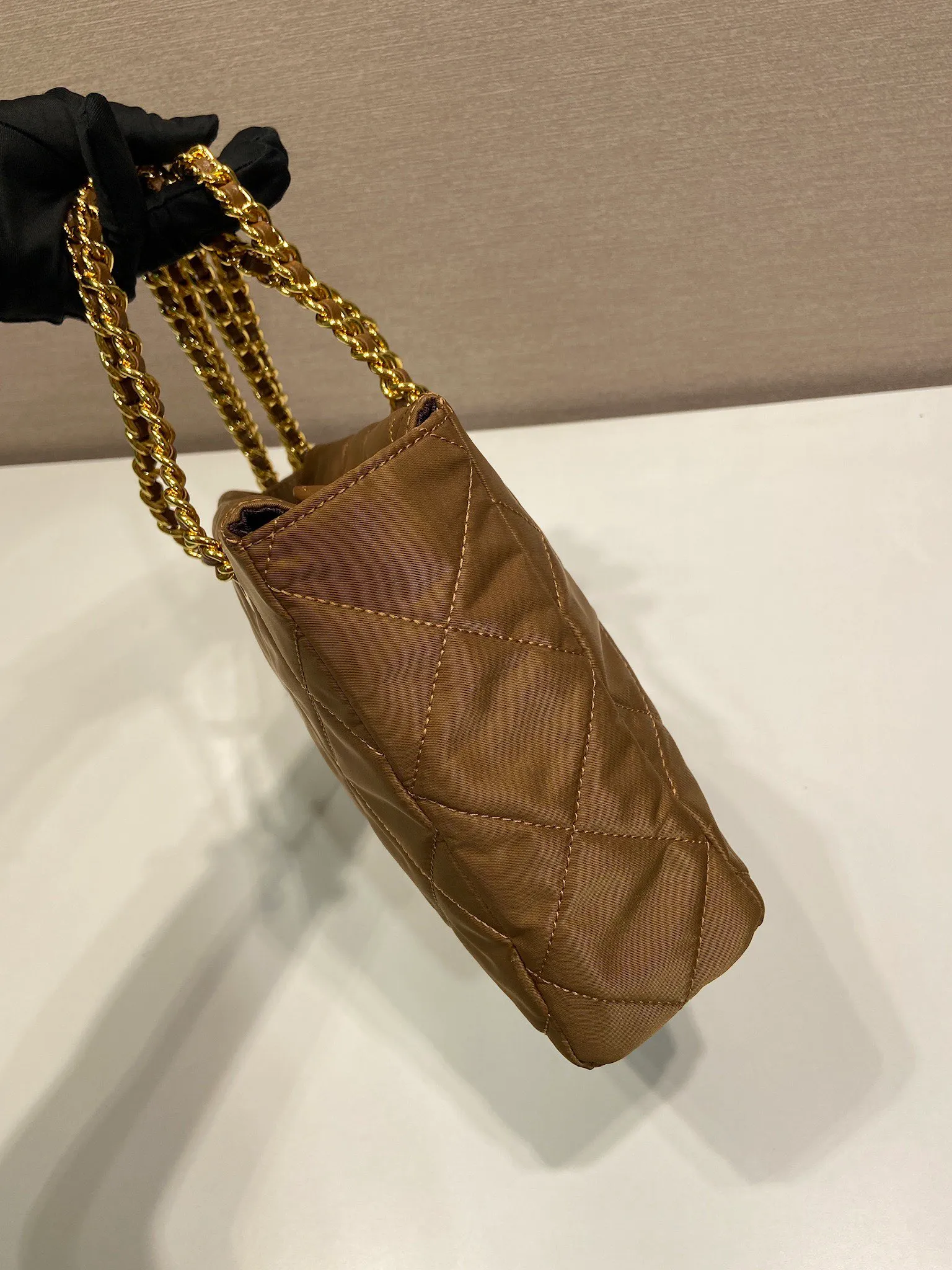 💰1120🎉Second-hand zipper style🎉1BG468 new color🎉🎉 The design of this vintage vintage chain rhombus hobo bag is great👏👏 Purely handmade nylon rhombus design, can be worn on one shoulder, across the body, or carried on the street. The imported black gold chain is really the eternal theme of vintage😘😘It is simple and elegant, and the capacity is very large👍The upper body is particularly trendy, versatile and fashionable. No matter casual or formal, they all have a stable temperament. Hurry up and get it🙊I love this second-hand hobo bag😘😘 Length 25x Height 24x Bottom 5cm