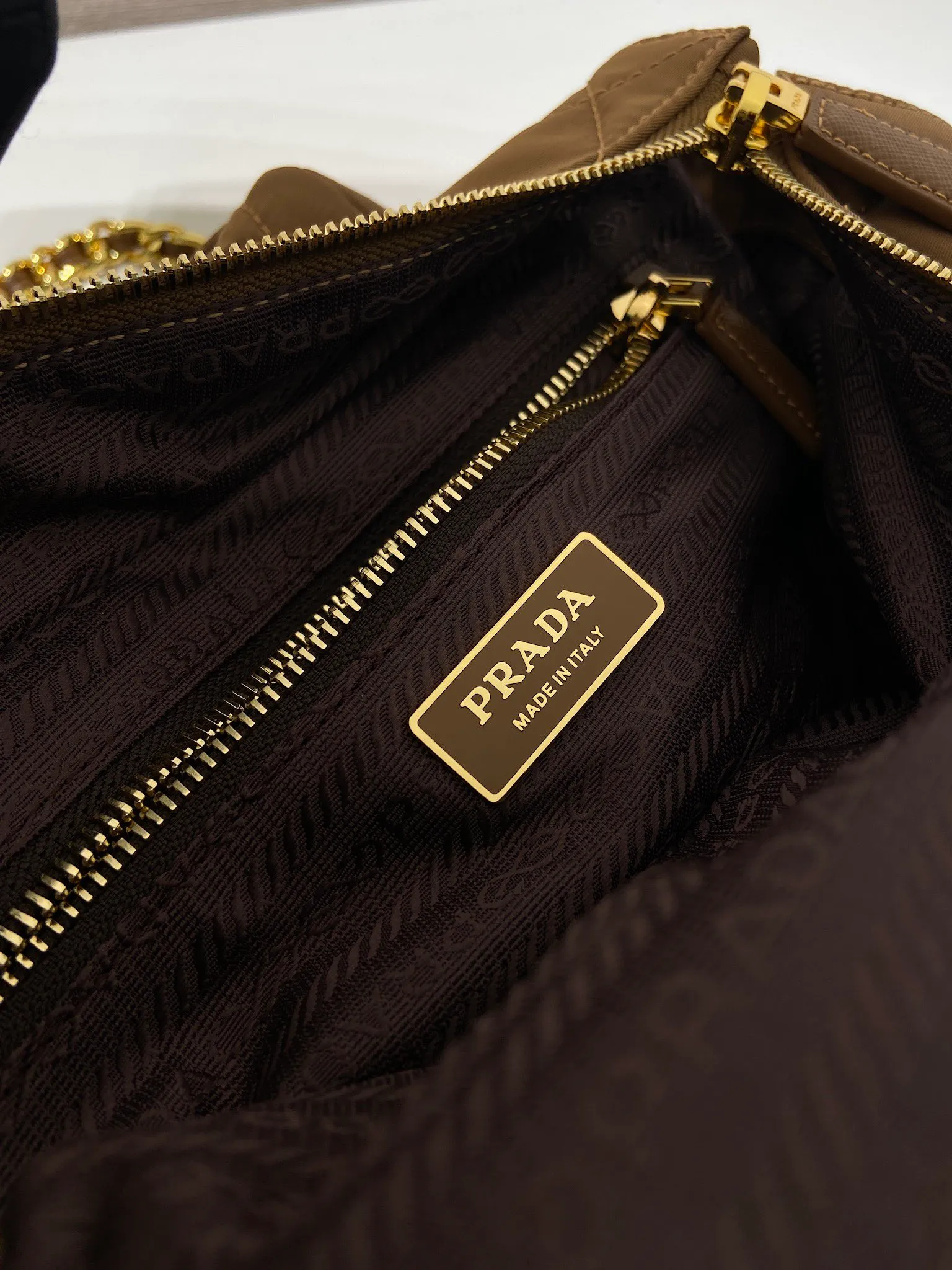 💰1120🎉Second-hand zipper style🎉1BG468 new color🎉🎉 The design of this vintage vintage chain rhombus hobo bag is great👏👏 Purely handmade nylon rhombus design, can be worn on one shoulder, across the body, or carried on the street. The imported black gold chain is really the eternal theme of vintage😘😘It is simple and elegant, and the capacity is very large👍The upper body is particularly trendy, versatile and fashionable. No matter casual or formal, they all have a stable temperament. Hurry up and get it🙊I love this second-hand hobo bag😘😘 Length 25x Height 24x Bottom 5cm