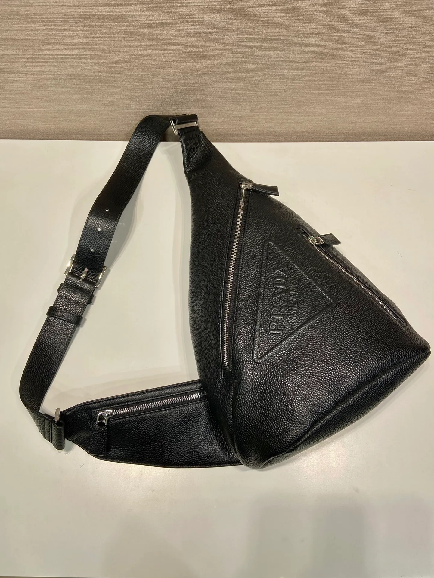 💰1300🎉New chest bag🎉2VZ092 full leather🎉 The autumn and winter men's chest bag is made of imported deerskin grain cow leather. The style of the bag is somewhere between a backpack and a shoulder bag, demonstrating a mixed design style. The adjustable woven nylon shoulder strap with side release buckle highlights functionality, and the signature enameled metal triangle logo highlights the brand's style. Simple and elegant, the upper body effect is very cool😎 If you like it, babies, hurry up and get it🎉🎉 Length 26.5x Height 37.5x Bottom 10cm