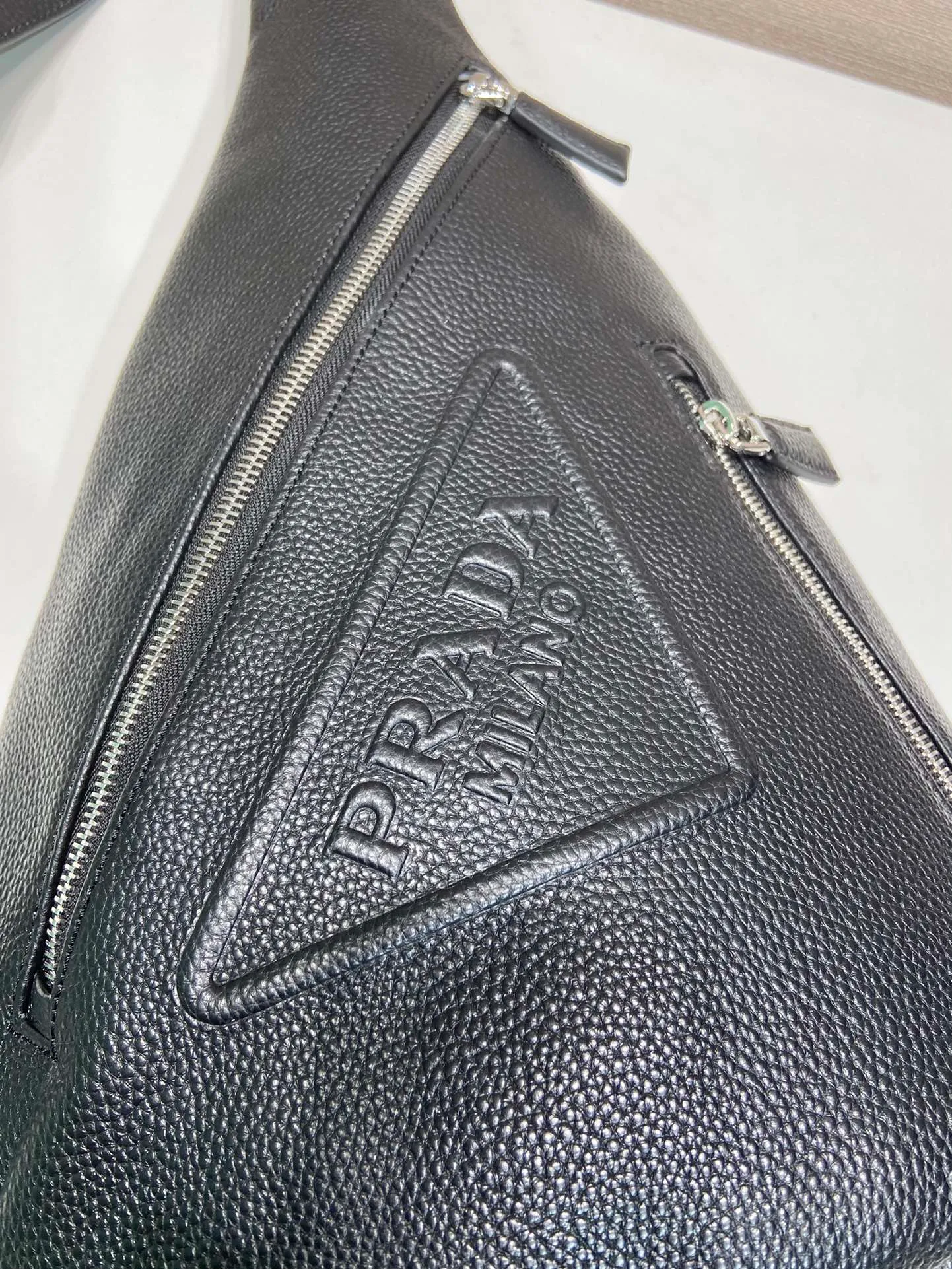 💰1300🎉New chest bag🎉2VZ092 full leather🎉 The autumn and winter men's chest bag is made of imported deerskin grain cow leather. The style of the bag is somewhere between a backpack and a shoulder bag, demonstrating a mixed design style. The adjustable woven nylon shoulder strap with side release buckle highlights functionality, and the signature enameled metal triangle logo highlights the brand's style. Simple and elegant, the upper body effect is very cool😎 If you like it, babies, hurry up and get it🎉🎉 Length 26.5x Height 37.5x Bottom 10cm