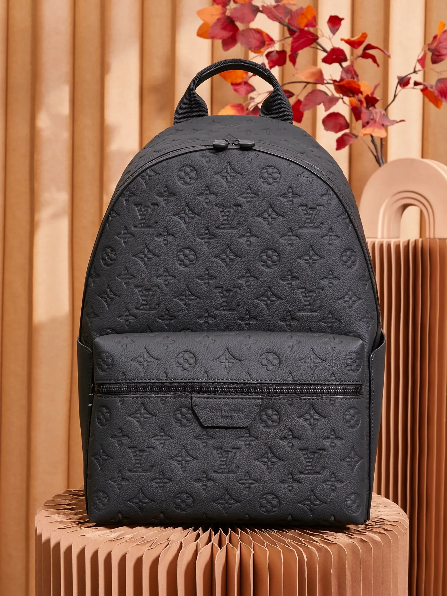 P¥1800👉nfc163C01 dynamic chip version👈 [100% MB special grade A-grade black steel, all-steel original leather] This Discovery backpack is made of Monogram embossed cow leather to create a soft and close-fitting structure, supplemented by the calm atmosphere of metal parts. The outer bag makes it easy to access and store accompanying items, while the inner bag allows for orderly storage. Cow leather One cow leather trim One fabric lining One metal hardware One pair of zipper closure One open side pocket One zippered front pocket One inner patch pocket One handle: Single handle! ! Model: M46553; Size: 29x38x20CM