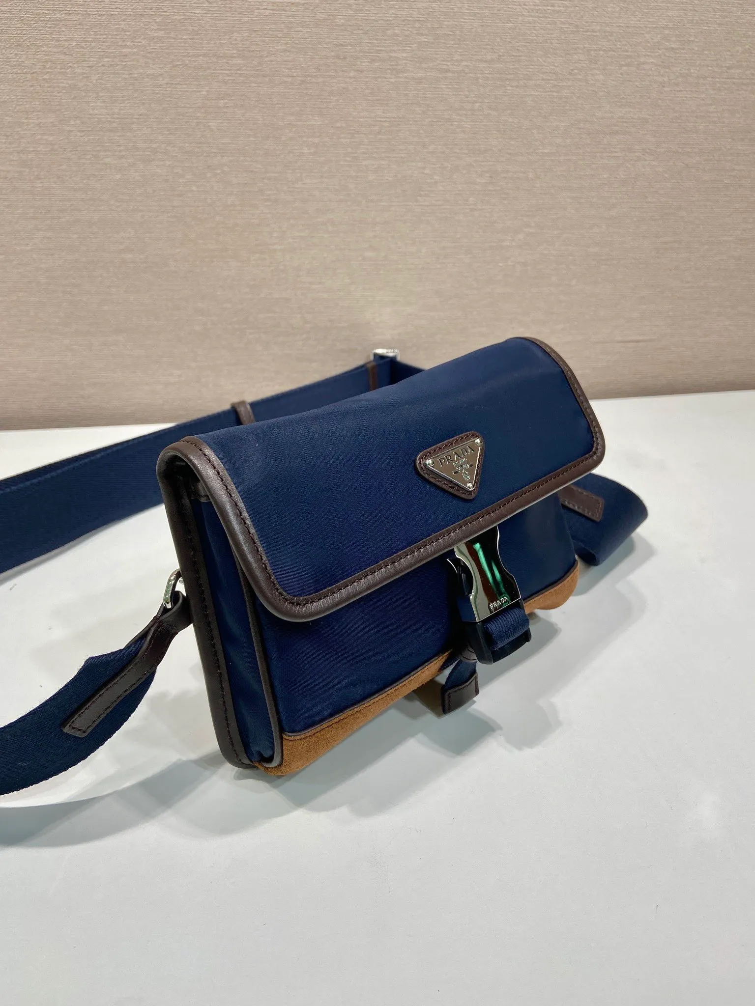 💰740🎉New mini messenger bag🎉2ZH108👏👏New color The mini messenger bag has a super unique shape. It is definitely worth buying for the current super popular small bag trend! And it has an inexplicable retro feel🙊I like the design of PRD so much. It’s fashionable😘 For fashionistas who have countless bags, I recommend this simple and elegant design , a triangular logo is enough to show off the stylish atmosphere of personality, easy to use in daily life, recommended for men and women👧🏻➕👨🏻, length 18x height 14x base 3cm👏👏👏💰💰💰