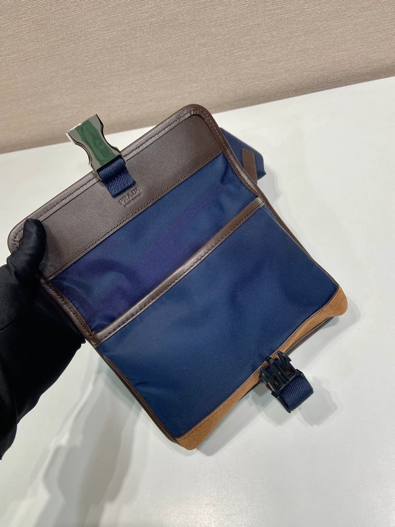 💰740🎉New mini messenger bag🎉2ZH108👏👏New color The mini messenger bag has a super unique shape. It is definitely worth buying for the current super popular small bag trend! And it has an inexplicable retro feel🙊I like the design of PRD so much. It’s fashionable😘 For fashionistas who have countless bags, I recommend this simple and elegant design , a triangular logo is enough to show off the stylish atmosphere of personality, easy to use in daily life, recommended for men and women👧🏻➕👨🏻, length 18x height 14x base 3cm👏👏👏💰💰💰