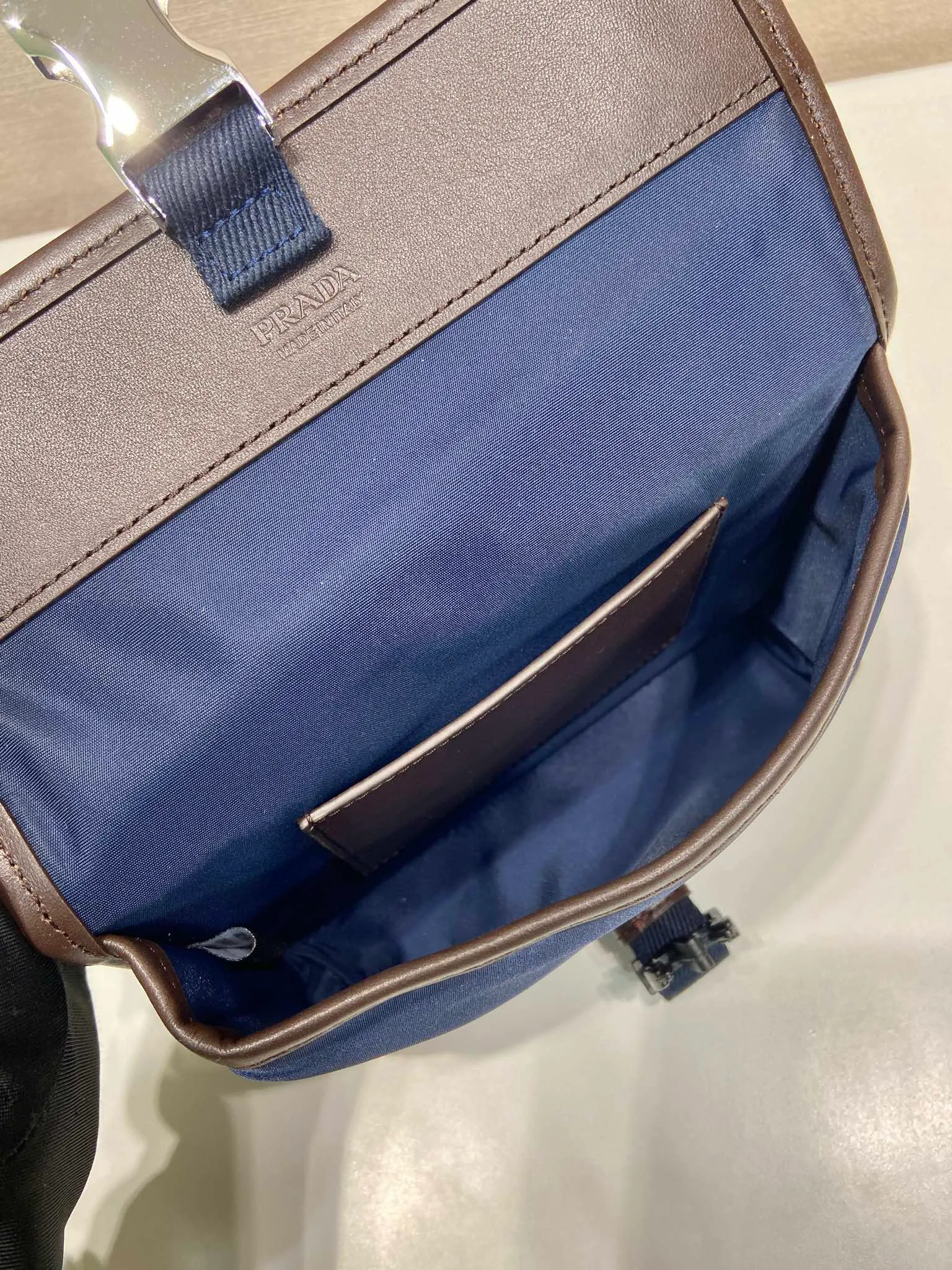 💰740🎉New mini messenger bag🎉2ZH108👏👏New color The mini messenger bag has a super unique shape. It is definitely worth buying for the current super popular small bag trend! And it has an inexplicable retro feel🙊I like the design of PRD so much. It’s fashionable😘 For fashionistas who have countless bags, I recommend this simple and elegant design , a triangular logo is enough to show off the stylish atmosphere of personality, easy to use in daily life, recommended for men and women👧🏻➕👨🏻, length 18x height 14x base 3cm👏👏👏💰💰💰