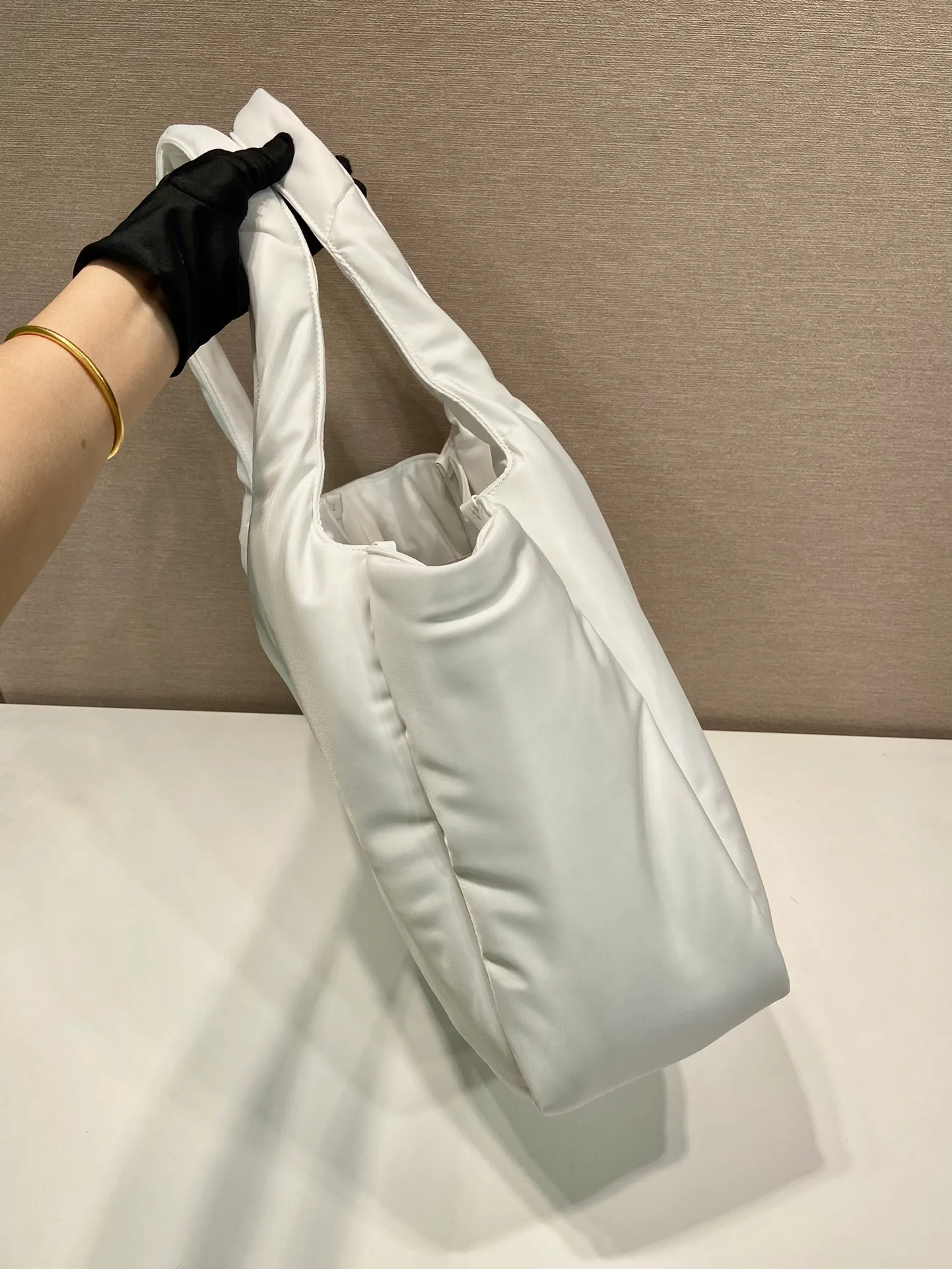 💰1260🎉Extra large tote bag🎉1BG449 nylon fabric🎉🎉 This tote bag style handbag is made of imported nylon fabric, simple and very soft to the touch, casual and fashionable, with double handles and magnetic buckles. Open the bag to reveal the nylon lining and three compartments. The space capacity is very large and lightweight🎉🎉Can be carried on the shoulder🎉🎉If you like babies, hurry up and get it🎉🎉 Length 38x Height 34x Bottom 17cm