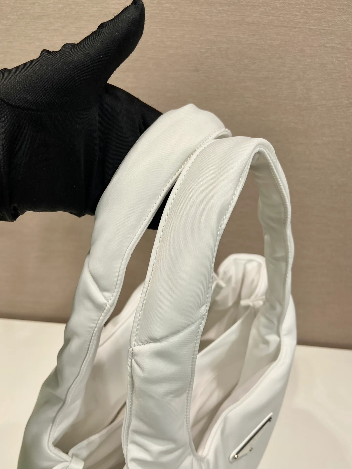 💰1260🎉Extra large tote bag🎉1BG449 nylon fabric🎉🎉 This tote bag style handbag is made of imported nylon fabric, simple and very soft to the touch, casual and fashionable, with double handles and magnetic buckles. Open the bag to reveal the nylon lining and three compartments. The space capacity is very large and lightweight🎉🎉Can be carried on the shoulder🎉🎉If you like babies, hurry up and get it🎉🎉 Length 38x Height 34x Bottom 17cm