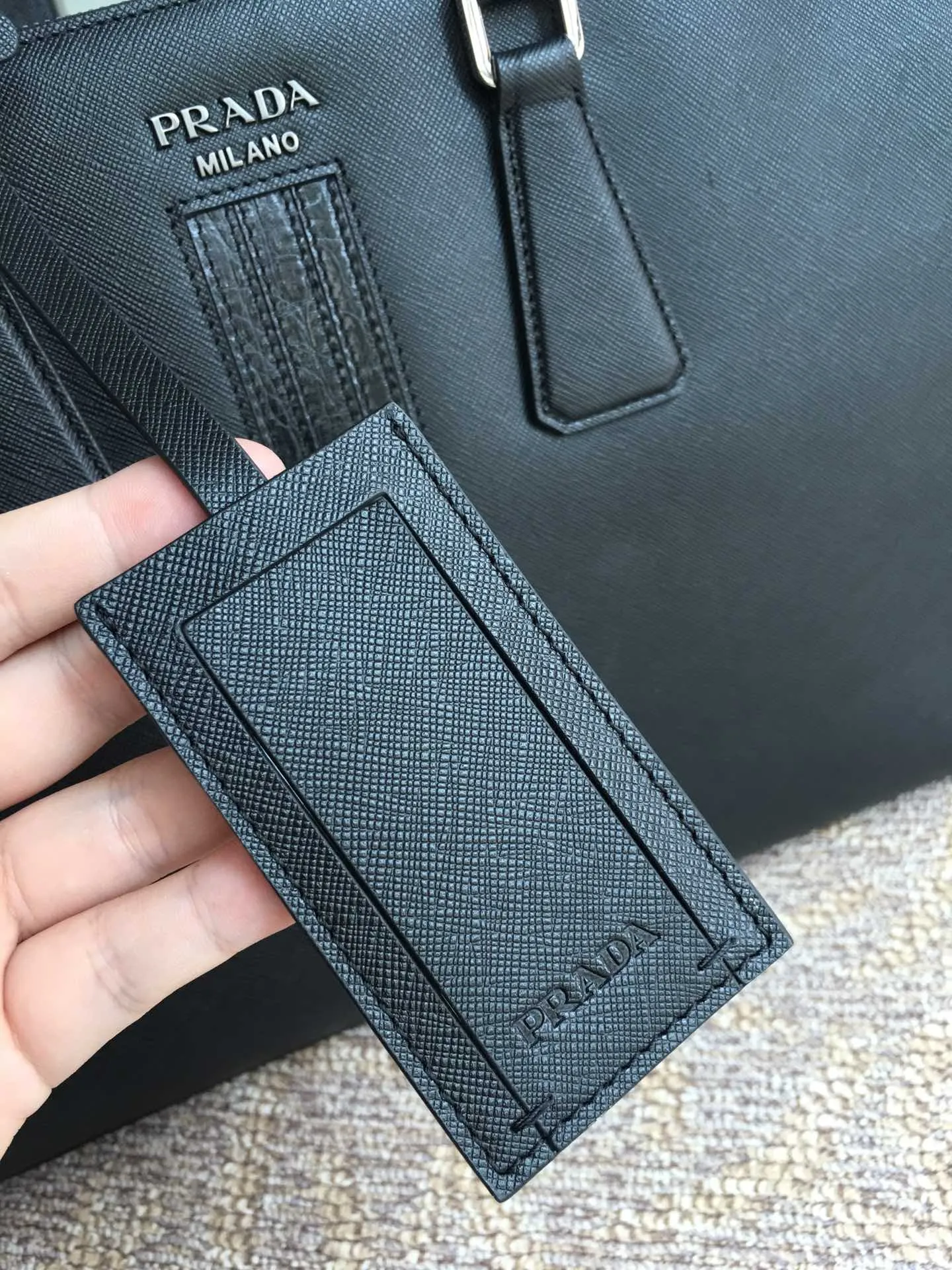 Exclusive debut 🎉🎉🎉, 2VE030G, made of original cross-grain cowhide with crocodile leather inlay in the middle, looking extra classy [strong][strong][strong], polished steel logo metal, single-layer design, one side bag/one zipper bag/two mobile phone pockets, light and practical, men's favorite😘, 175 OEM code, length 38x height 29 bottom 6, 💰2100