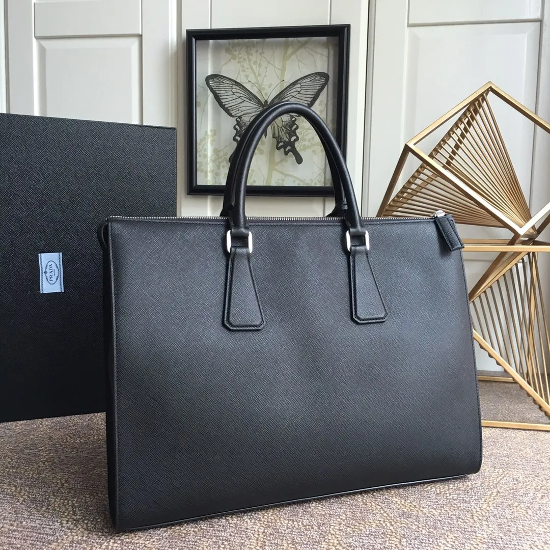 Exclusive debut 🎉🎉🎉, 2VE030G, made of original cross-grain cowhide with crocodile leather inlay in the middle, looking extra classy [strong][strong][strong], polished steel logo metal, single-layer design, one side bag/one zipper bag/two mobile phone pockets, light and practical, men's favorite😘, 175 OEM code, length 38x height 29 bottom 6, 💰2100