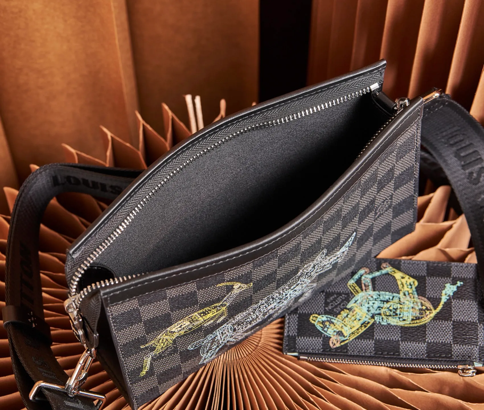 P¥640 [Top Original Order] N64608 This cross-body clutch and dual-use Gaston Wearable Wallet handbag is made of Damier Graphite canvas, with a customs seal-style pattern on the checkerboard surface to show the scene of charging elephants, tigers and ostriches. A removable card holder attached to the shoulder strap allows for touch-free payment. Dimensions: 22 x 14.5 x 4.5 cm