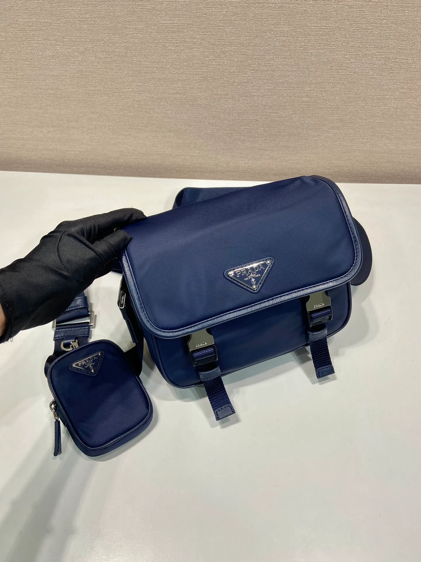 💰1120🎉New messenger bag🎉Arrived🙊Arrived🙊 New three-in-one combination messenger bag🎉Model number: 2VD034😘 The most representative nylon triangle logo element Simple latest triangle logo decoration without compressing space Super versatile😘At the same time, there is also a small charm bag hanging on the shoulder strap, which can also be hung on the trousers as an accessory👍👍The overall low-key luxury and versatile, the commuter bag can be casual or cool😎It is practical and fashionable to carry, super tasteful😘Unisex model👫👫👫 If you like it, hurry up and get it, it is a messenger bag that will never go out of style👏👏 Length 22x height 16x base 8.5cm👏👏👏💰💰💰