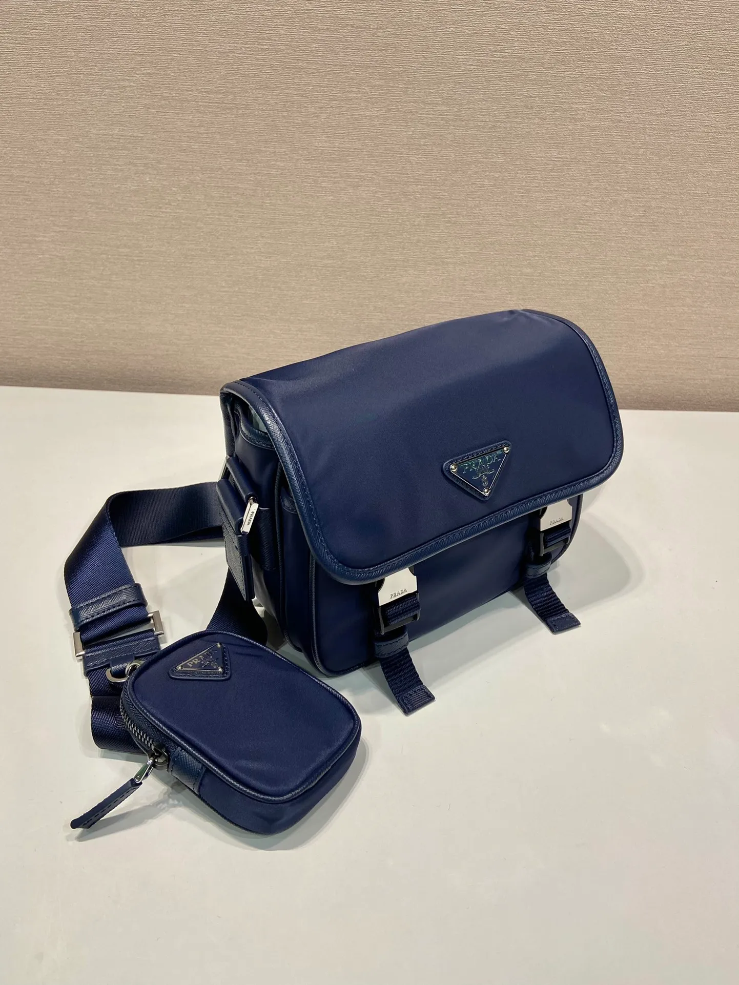 💰1120🎉New messenger bag🎉Arrived🙊Arrived🙊 New three-in-one combination messenger bag🎉Model number: 2VD034😘 The most representative nylon triangle logo element Simple latest triangle logo decoration without compressing space Super versatile😘At the same time, there is also a small charm bag hanging on the shoulder strap, which can also be hung on the trousers as an accessory👍👍The overall low-key luxury and versatile, the commuter bag can be casual or cool😎It is practical and fashionable to carry, super tasteful😘Unisex model👫👫👫 If you like it, hurry up and get it, it is a messenger bag that will never go out of style👏👏 Length 22x height 16x base 8.5cm👏👏👏💰💰💰