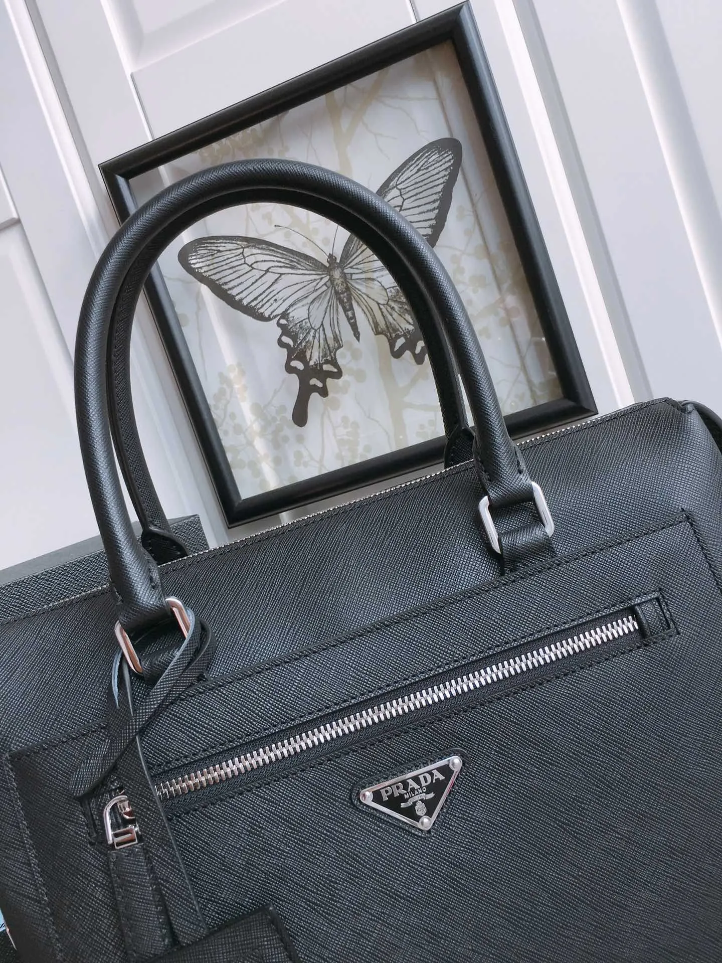 💰2000〽️Exclusive first launch〽️New 2VG046 men's bag💼💼Top original item👏🏻👏🏻Made of imported Saffano leather material, double leather handles, detachable shoulder strap with internal logo Brand, premium brushed hardware, zipper closure, front zippered pocket, three interior compartments, one with a zipper, magnetic fastening outer pocket, dedicated interior compartment, one sidewall stitched zippered pocket, two cell phone pockets. Length 33x height 35x bottom 8cm. The shape is the best among men’s bags 🙊🙊, 🤙🤙🤙💰