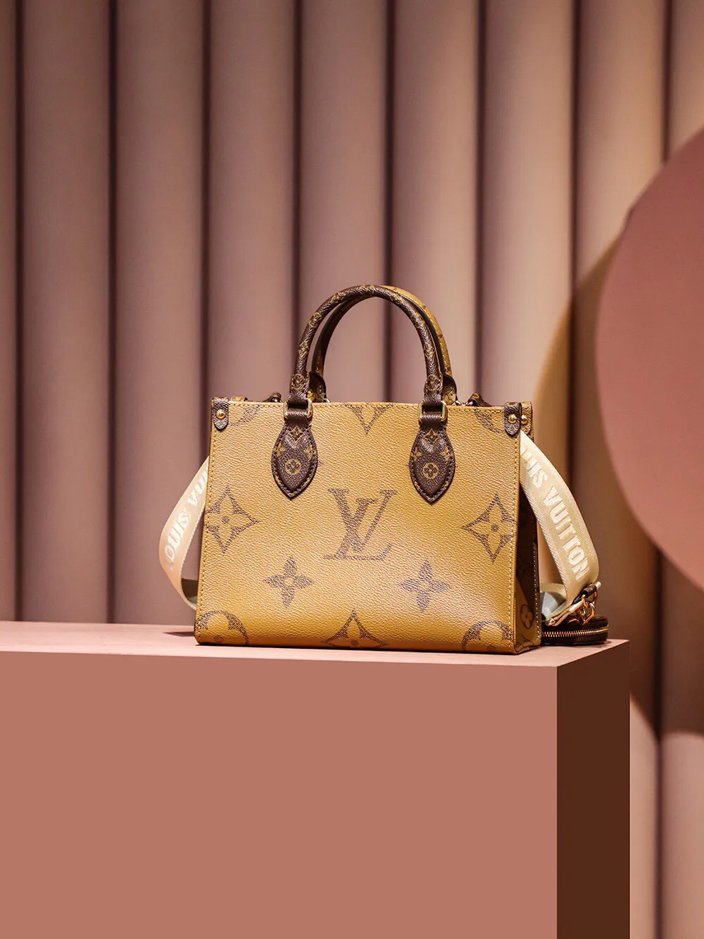 P¥1160👉nfc163C01 dynamic chip version👈 [100% MB special grade all-steel hardware imported fabrics] This OnTheGo small handbag is made of Monogram and Monogram Reverse canvas, with the Monogram Giant pattern embellished on it. The Toron handle and the jacquard textured shoulder strap decorated with the brand's logo create a visual contrast, and the detachable coin bag is suitable for storing change or small items. It combines fashionable charm with various functions, making it a good daily companion. Monogram and Monogram Reverse coated canvas - fabric lining - metal hardware - detachable zippered coin pocket, large zippered internal patch pocket, one internal patch pocket, one D-ring, one rivet corner, one shoulder strap: detachable and adjustable! ! Model: M46373; Size: 25x19x11.5CM