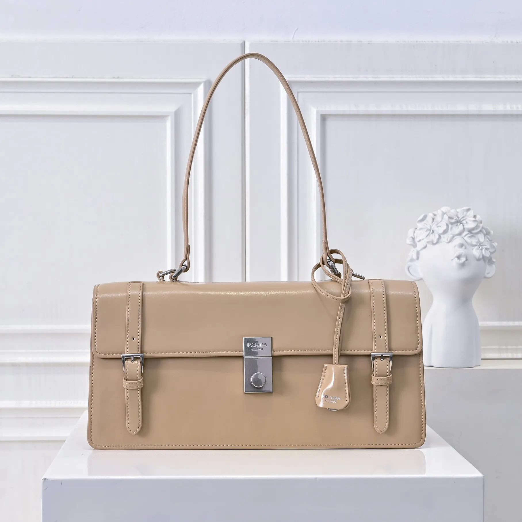 💰500￥✨New product launch✨2025 PRADA new series of Soft Sound handbags in early spring velvet oil wax leather. Carefully crafted with imported first-layer oil wax leather. Accordion-style double compartment design with new logo logo lock snap closure to interpret a unique and interesting style. The overall style of the bag is punk, cool and practical. Fashion and retro style are combined. The inner compartment capacity is also great. A new fashion trend-setter that combines retro fashion and practicality😘 Size: 32-16.5-10cm Material: First-layer oil-waxed cowhide Style number: 7040