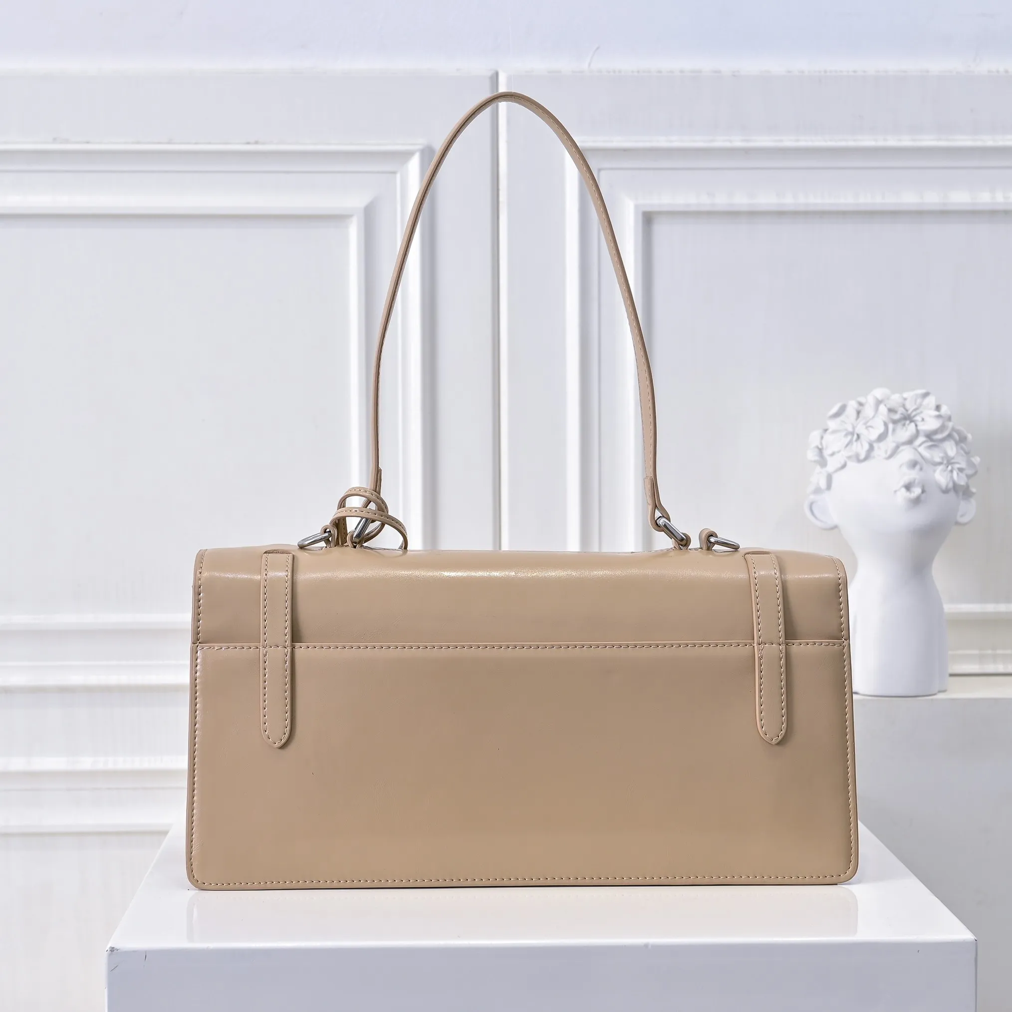 💰500￥✨New product launch✨2025 PRADA new series of Soft Sound handbags in early spring velvet oil wax leather. Carefully crafted with imported first-layer oil wax leather. Accordion-style double compartment design with new logo logo lock snap closure to interpret a unique and interesting style. The overall style of the bag is punk, cool and practical. Fashion and retro style are combined. The inner compartment capacity is also great. A new fashion trend-setter that combines retro fashion and practicality😘 Size: 32-16.5-10cm Material: First-layer oil-waxed cowhide Style number: 7040