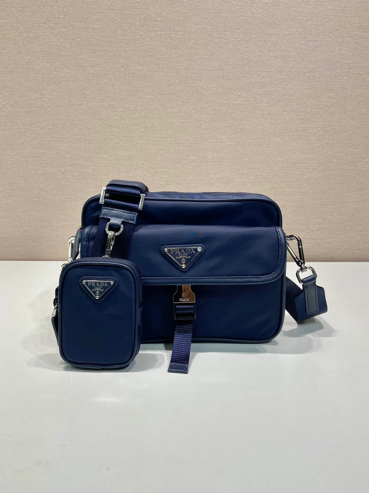 💰1060🎉New messenger bag🎉2VH133B🎉🎉New color This crossbody bag is made of imported nylon fabric, top-grade hardware🎉🎉Detachable adjustable nylon strap and leather shoulder strap, with detachable pouch, flip-top coated with enamel metal triangle logo Zipper closure, external pockets, with flaps and side buckles, recycled nylon lining, lightweight and practical, and a timeless and popular style🎉🎉worth owning🎉🎉 Length 22x Height 16x Bottom 5cm