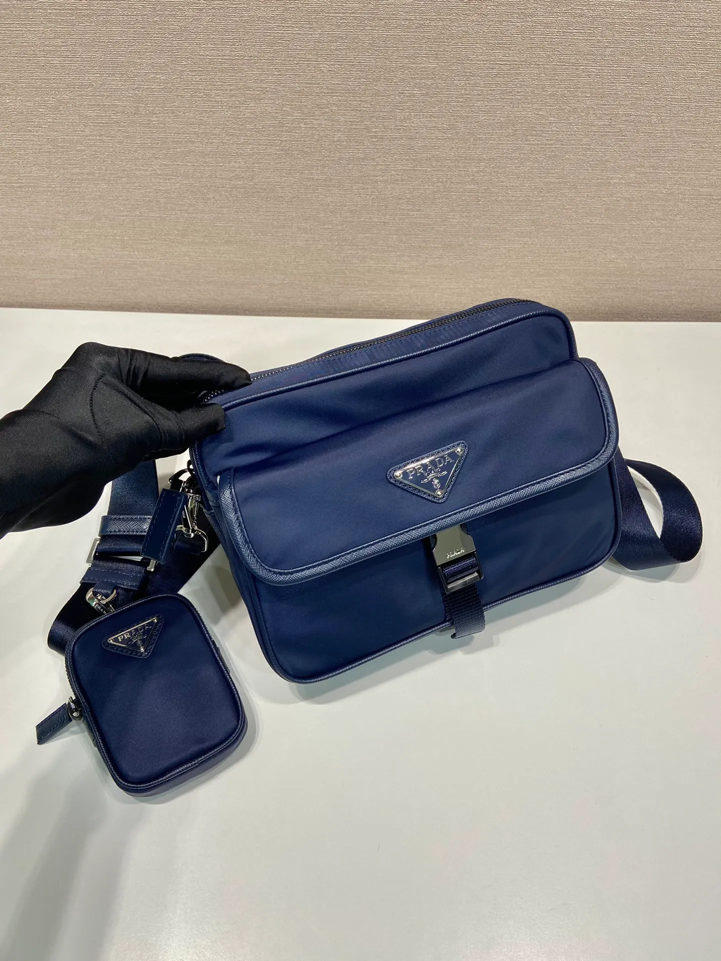 💰1060🎉New messenger bag🎉2VH133B🎉🎉New color This crossbody bag is made of imported nylon fabric, top-grade hardware🎉🎉Detachable adjustable nylon strap and leather shoulder strap, with detachable pouch, flip-top coated with enamel metal triangle logo Zipper closure, external pockets, with flaps and side buckles, recycled nylon lining, lightweight and practical, and a timeless and popular style🎉🎉worth owning🎉🎉 Length 22x Height 16x Bottom 5cm