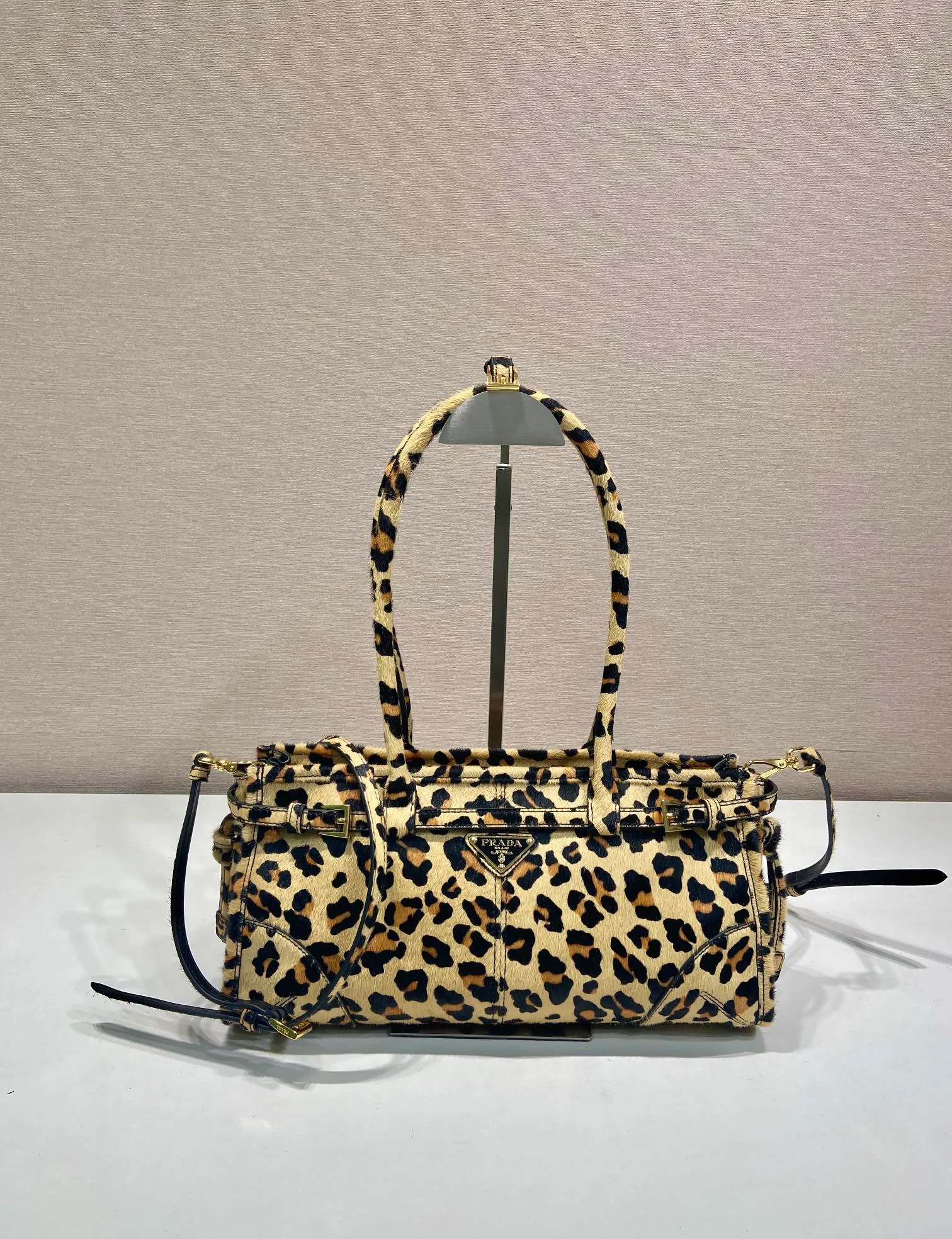 💰1500🎉LusSolf printed leopard print🎉1BA426🎉🎉 This hand-held crossbody bag is made of imported printed leopard print leather. It exudes a classic atmosphere. It is equipped with a detachable and adjustable long shoulder strap, which is convenient for different occasions. It has a very large capacity and is easy to use. It is definitely a must-have for fashionistas. Hurry up and take this retro style handbag home! Length 32x Height 15.5x Bottom 12cm🎉🎉🎉👏👏👏