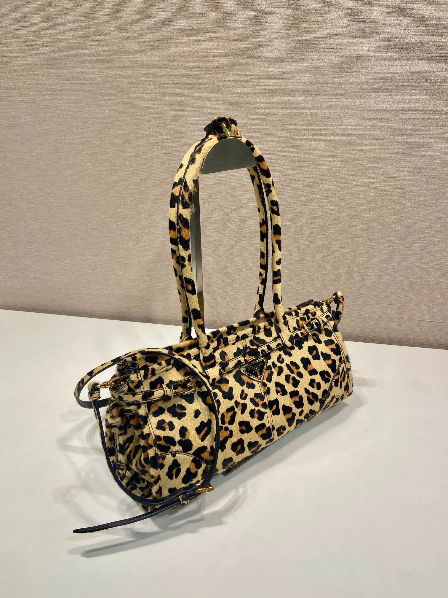 💰1500🎉LusSolf printed leopard print🎉1BA426🎉🎉 This hand-held crossbody bag is made of imported printed leopard print leather. It exudes a classic atmosphere. It is equipped with a detachable and adjustable long shoulder strap, which is convenient for different occasions. It has a very large capacity and is easy to use. It is definitely a must-have for fashionistas. Hurry up and take this retro style handbag home! Length 32x Height 15.5x Bottom 12cm🎉🎉🎉👏👏👏