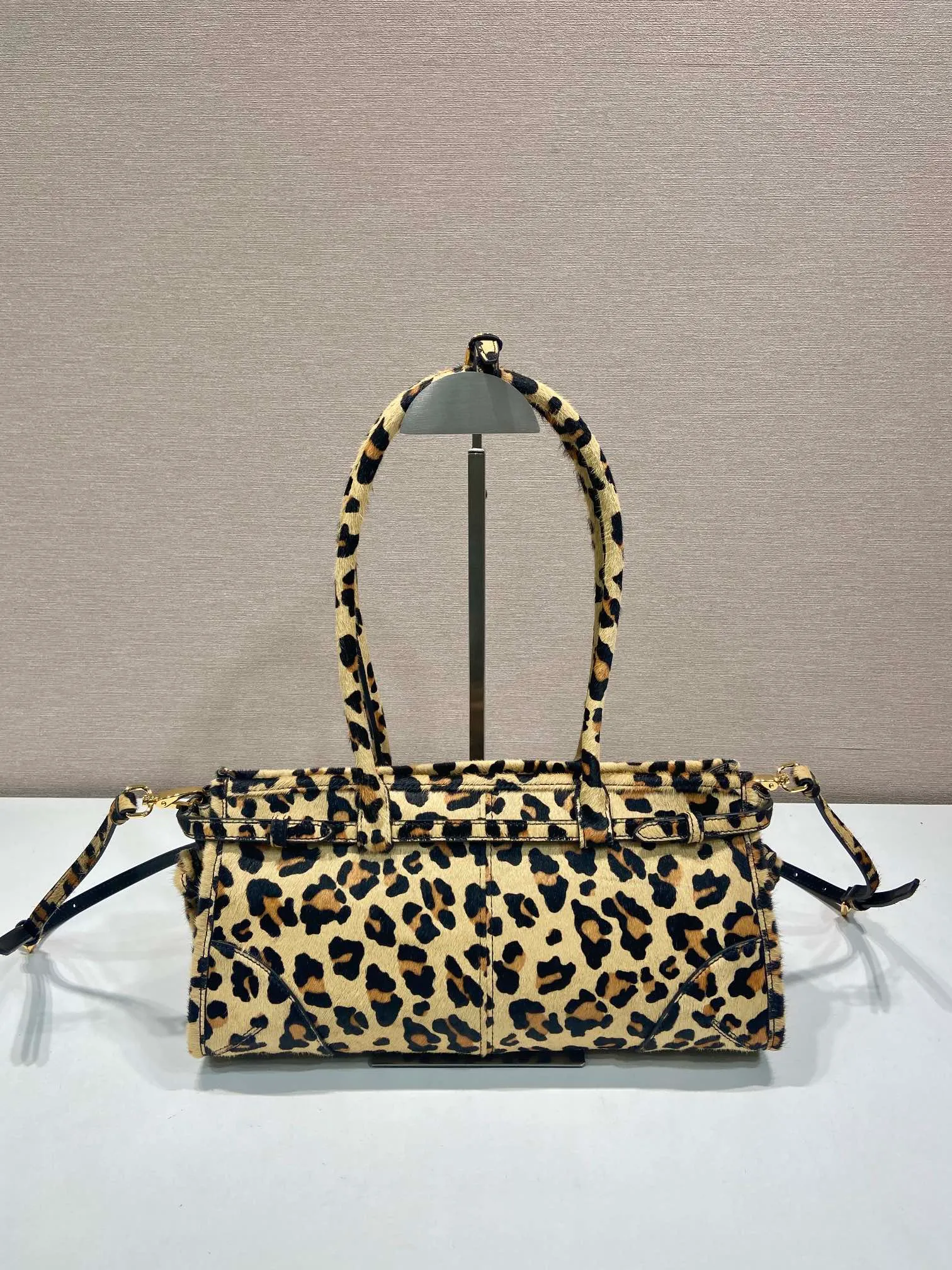 💰1500🎉LusSolf printed leopard print🎉1BA426🎉🎉 This hand-held crossbody bag is made of imported printed leopard print leather. It exudes a classic atmosphere. It is equipped with a detachable and adjustable long shoulder strap, which is convenient for different occasions. It has a very large capacity and is easy to use. It is definitely a must-have for fashionistas. Hurry up and take this retro style handbag home! Length 32x Height 15.5x Bottom 12cm🎉🎉🎉👏👏👏