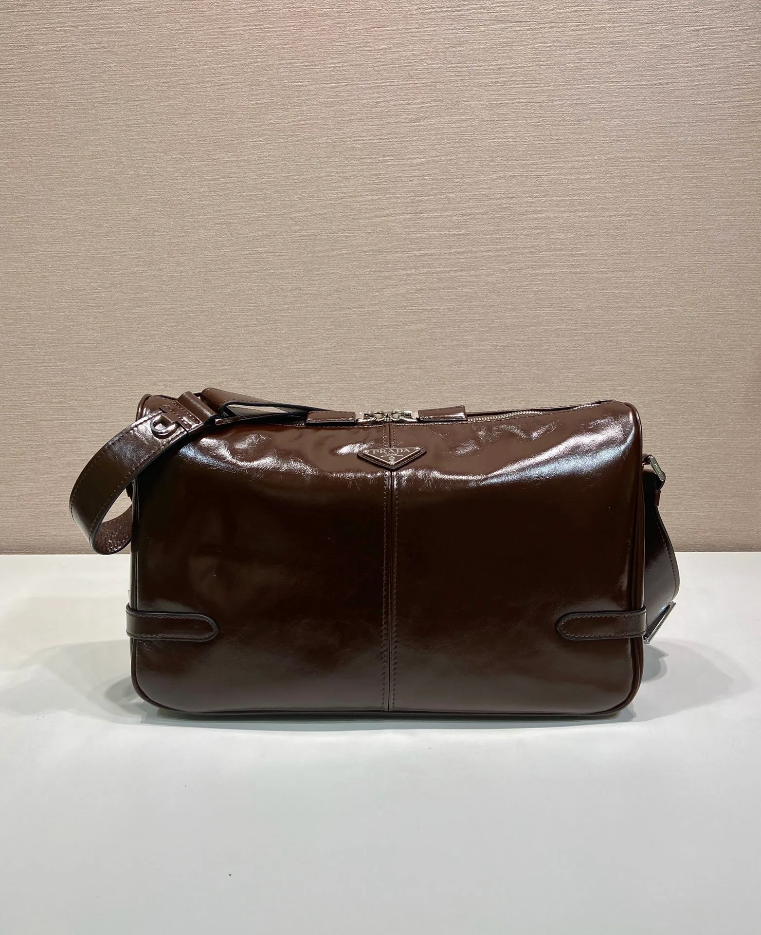 💰1700🎉New oil wax leather🎉2VH187 messenger bag🎉🎉 This shoulder bag is carefully made of soft and shiny oil wax leather. It has a smooth and simple silhouette with exquisite details and is decorated with a unique triangle logo. It is fashionable and versatile. Adjustable leather shoulder strap, another popular style that will never go out of style🎉🎉Handsome guys, hurry up and get it🎉🎉 Length 35x Height 22x Bottom 12cm🎉🎉🎉👏👏👏