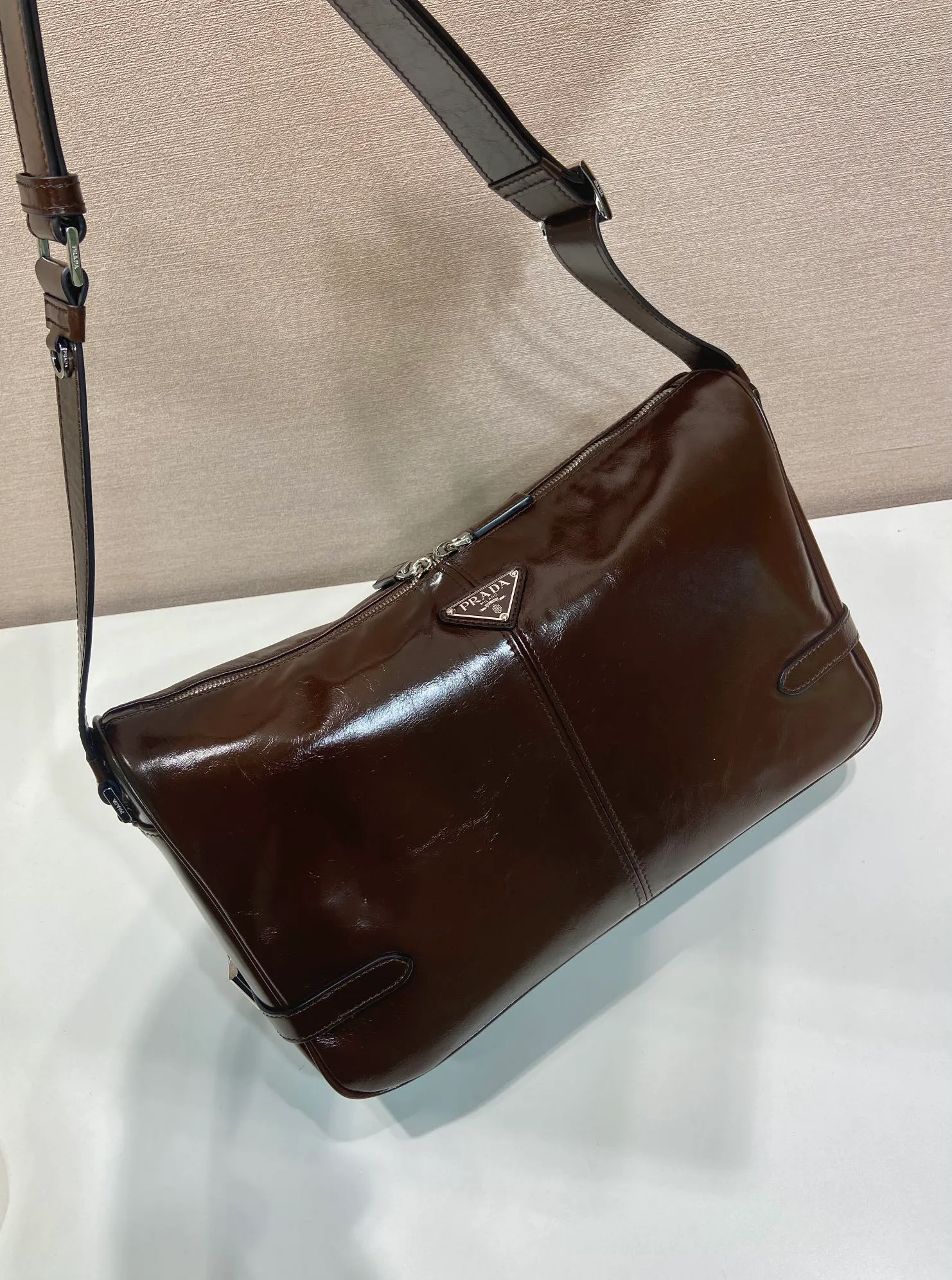 💰1700🎉New oil wax leather🎉2VH187 messenger bag🎉🎉 This shoulder bag is carefully made of soft and shiny oil wax leather. It has a smooth and simple silhouette with exquisite details and is decorated with a unique triangle logo. It is fashionable and versatile. Adjustable leather shoulder strap, another popular style that will never go out of style🎉🎉Handsome guys, hurry up and get it🎉🎉 Length 35x Height 22x Bottom 12cm🎉🎉🎉👏👏👏