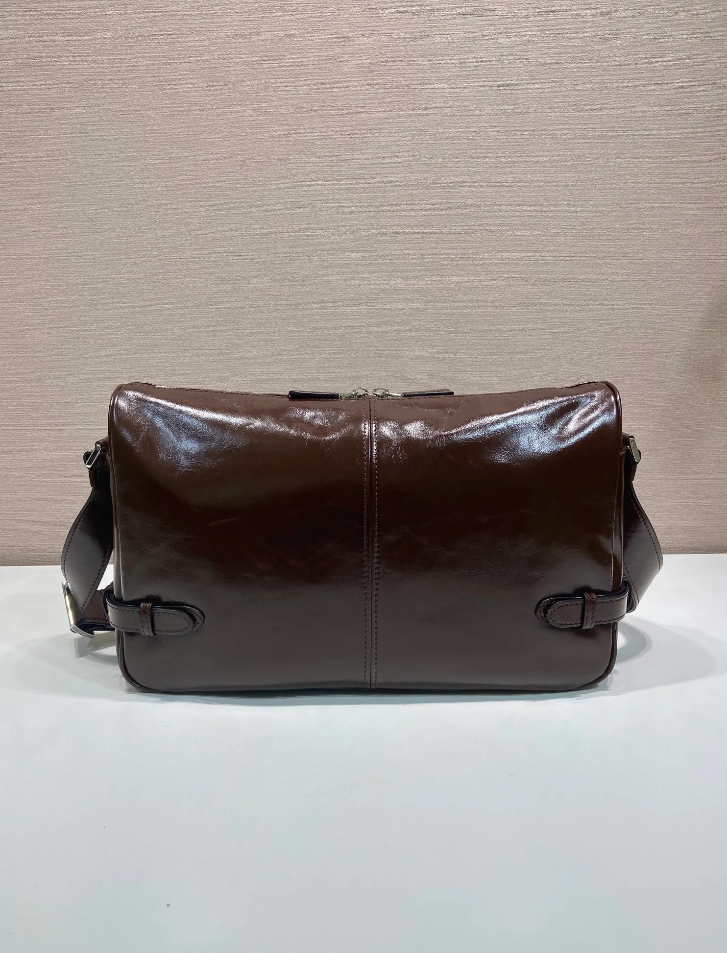 💰1700🎉New oil wax leather🎉2VH187 messenger bag🎉🎉 This shoulder bag is carefully made of soft and shiny oil wax leather. It has a smooth and simple silhouette with exquisite details and is decorated with a unique triangle logo. It is fashionable and versatile. Adjustable leather shoulder strap, another popular style that will never go out of style🎉🎉Handsome guys, hurry up and get it🎉🎉 Length 35x Height 22x Bottom 12cm🎉🎉🎉👏👏👏
