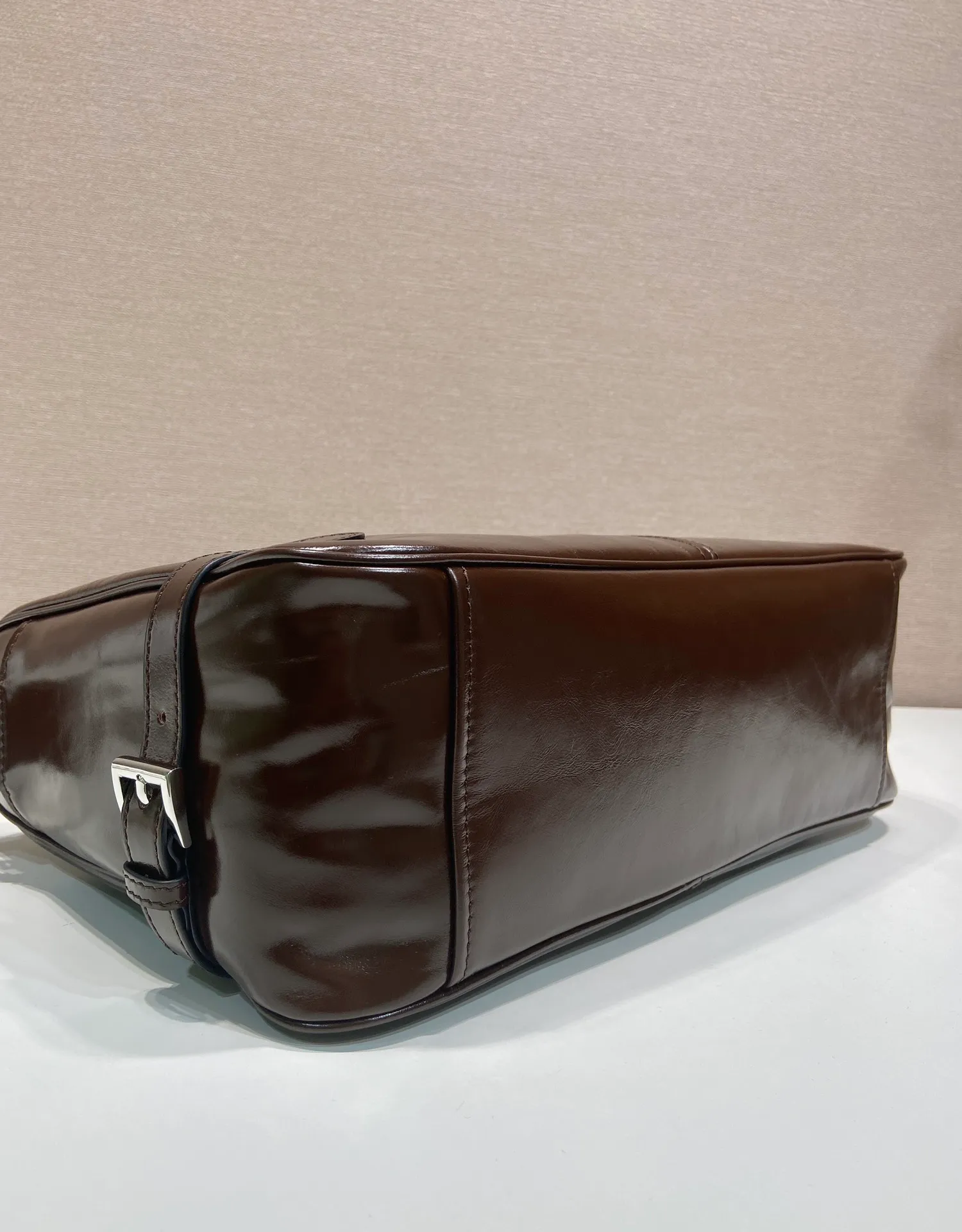 💰1700🎉New oil wax leather🎉2VH187 messenger bag🎉🎉 This shoulder bag is carefully made of soft and shiny oil wax leather. It has a smooth and simple silhouette with exquisite details and is decorated with a unique triangle logo. It is fashionable and versatile. Adjustable leather shoulder strap, another popular style that will never go out of style🎉🎉Handsome guys, hurry up and get it🎉🎉 Length 35x Height 22x Bottom 12cm🎉🎉🎉👏👏👏