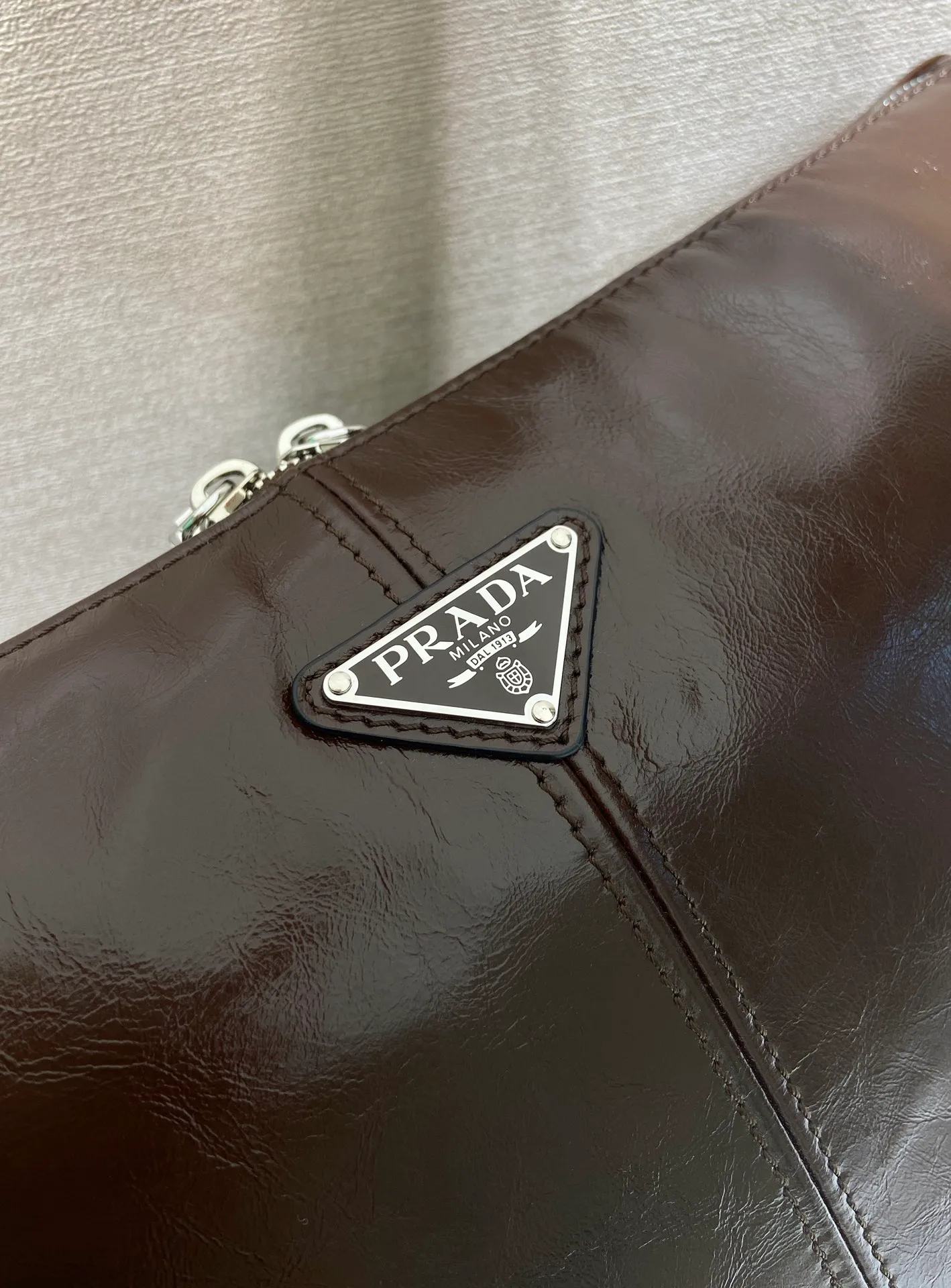 💰1700🎉New oil wax leather🎉2VH187 messenger bag🎉🎉 This shoulder bag is carefully made of soft and shiny oil wax leather. It has a smooth and simple silhouette with exquisite details and is decorated with a unique triangle logo. It is fashionable and versatile. Adjustable leather shoulder strap, another popular style that will never go out of style🎉🎉Handsome guys, hurry up and get it🎉🎉 Length 35x Height 22x Bottom 12cm🎉🎉🎉👏👏👏