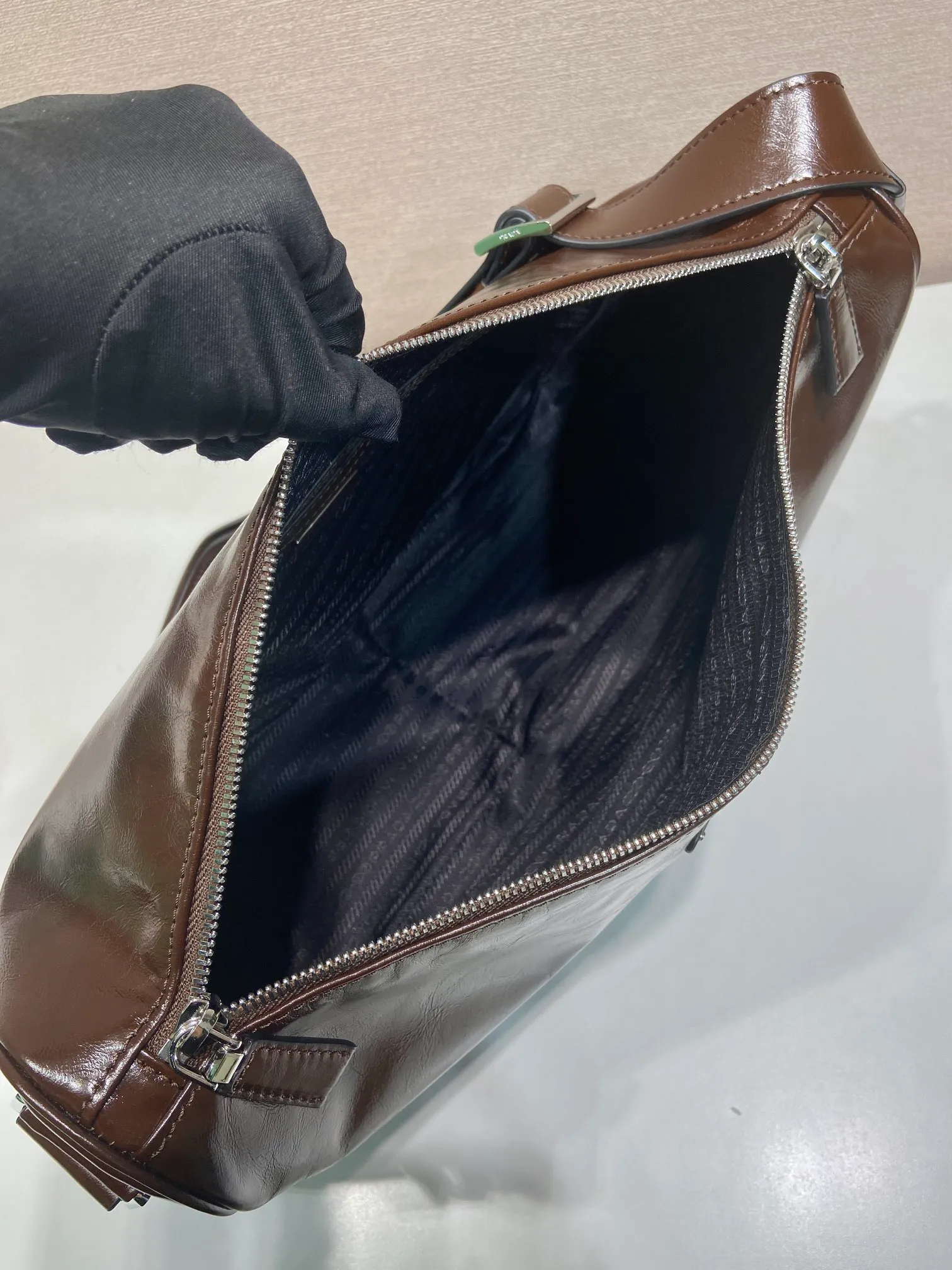 💰1700🎉New oil wax leather🎉2VH187 messenger bag🎉🎉 This shoulder bag is carefully made of soft and shiny oil wax leather. It has a smooth and simple silhouette with exquisite details and is decorated with a unique triangle logo. It is fashionable and versatile. Adjustable leather shoulder strap, another popular style that will never go out of style🎉🎉Handsome guys, hurry up and get it🎉🎉 Length 35x Height 22x Bottom 12cm🎉🎉🎉👏👏👏
