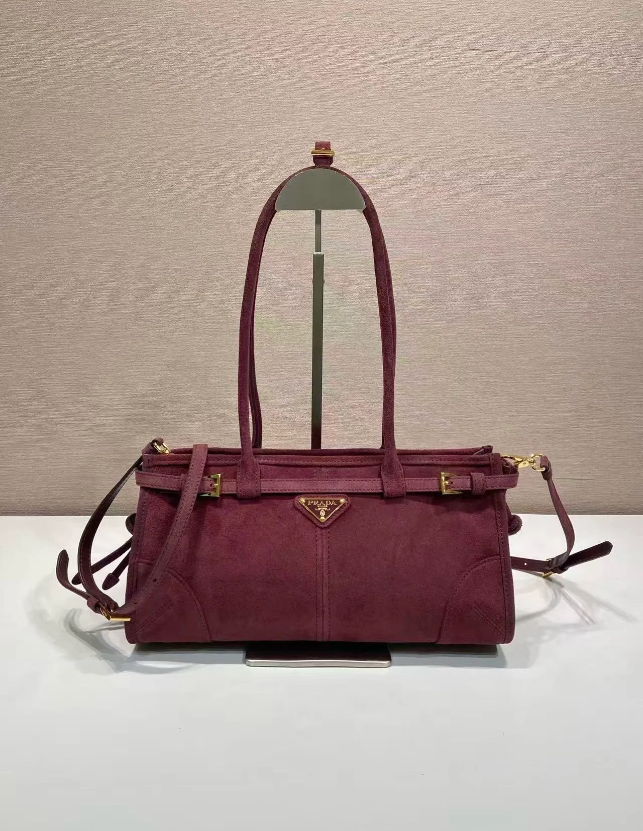 💰1660🎉LusSolf nubuck leather🎉1BA426🎉🎉 This hand-held crossbody bag is made of imported nubuck leather and exudes a classic atmosphere. It is equipped with a detachable and adjustable long shoulder strap, which is convenient for different occasions. It has a very large capacity and is easy to use. It is definitely a must-have for fashionistas. Hurry up and take this retro style handbag home! Length 32x Height 15.5x Bottom 12cm🎉🎉🎉👏👏👏