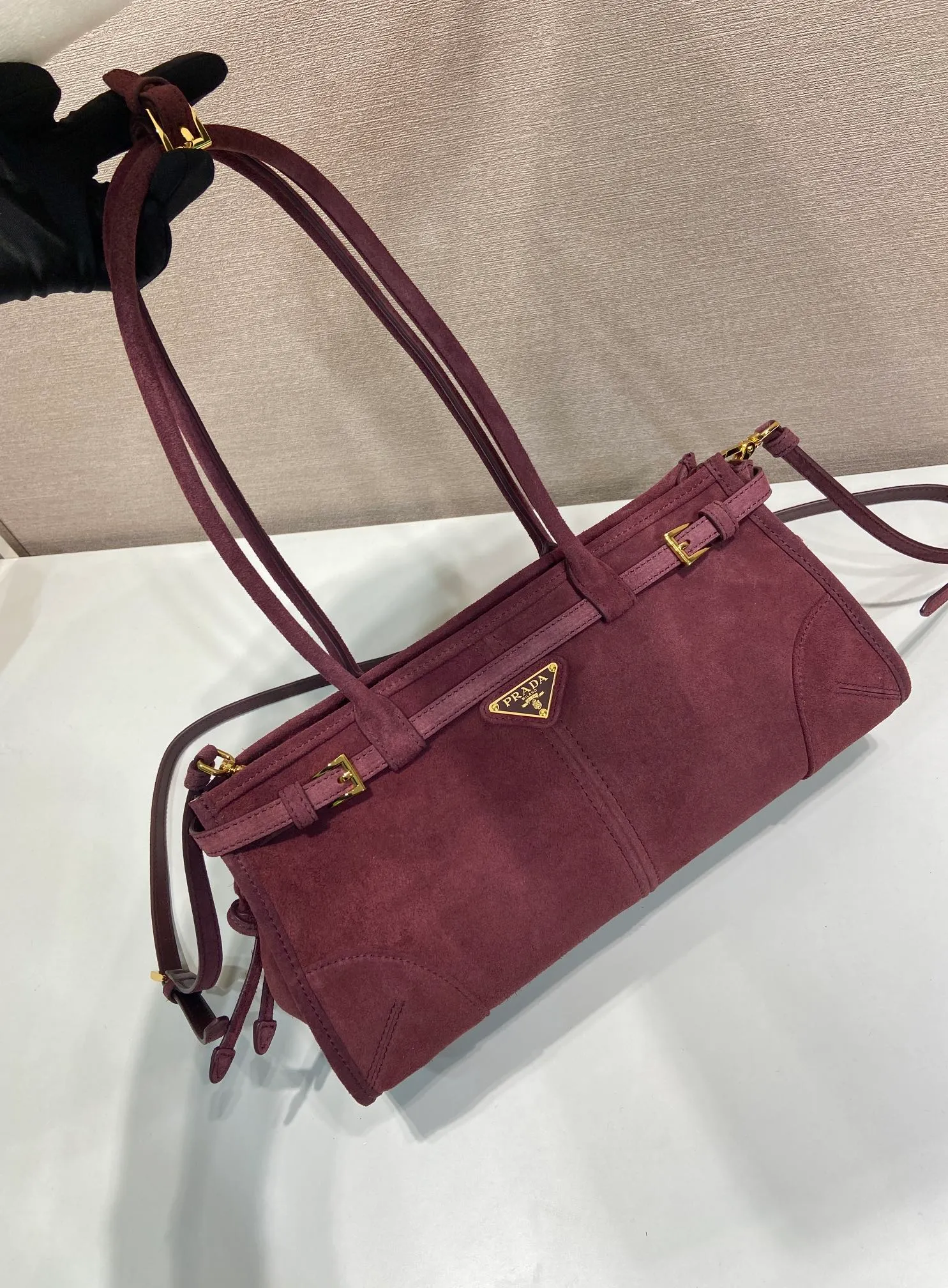 💰1660🎉LusSolf nubuck leather🎉1BA426🎉🎉 This hand-held crossbody bag is made of imported nubuck leather and exudes a classic atmosphere. It is equipped with a detachable and adjustable long shoulder strap, which is convenient for different occasions. It has a very large capacity and is easy to use. It is definitely a must-have for fashionistas. Hurry up and take this retro style handbag home! Length 32x Height 15.5x Bottom 12cm🎉🎉🎉👏👏👏