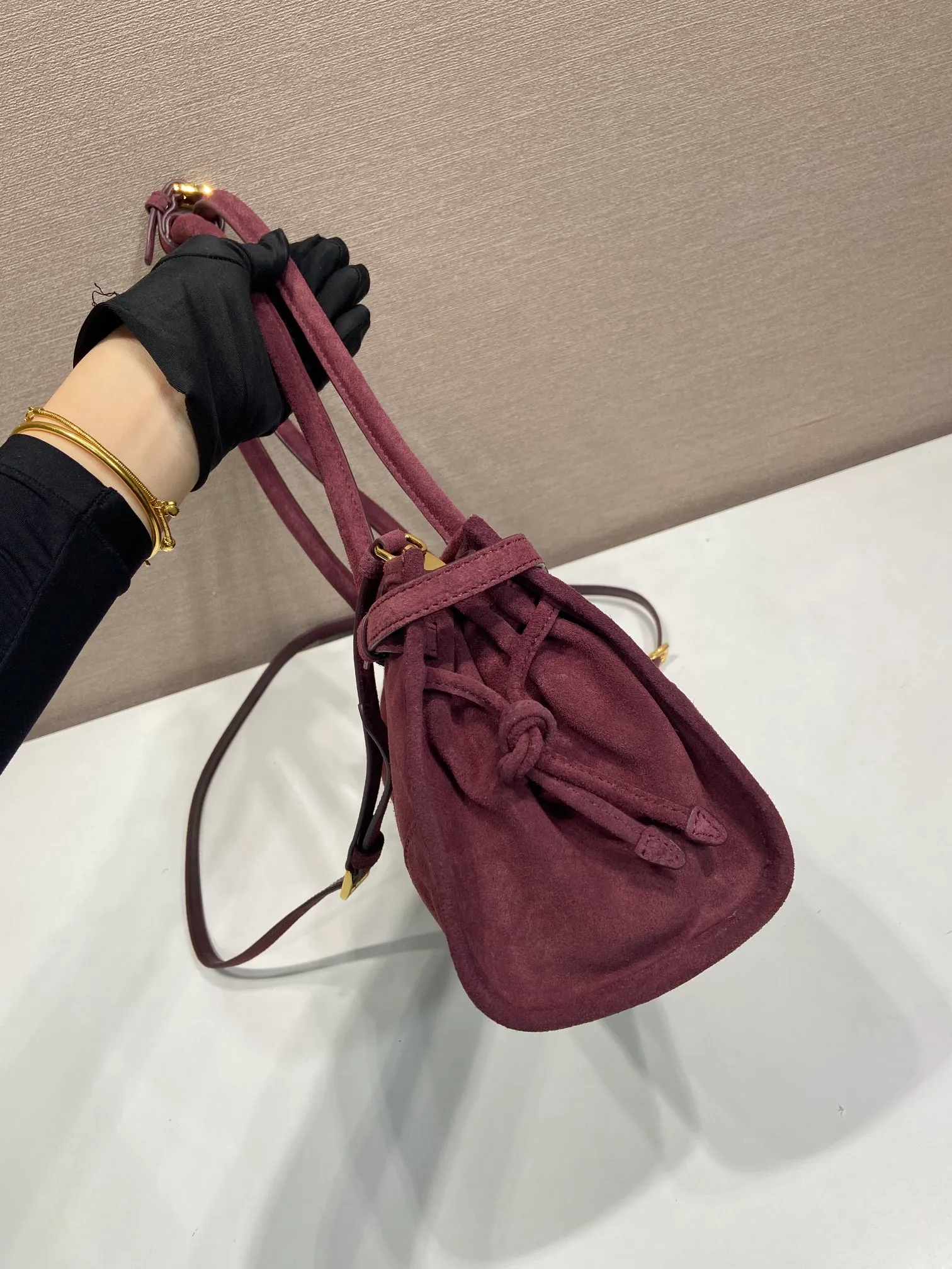 💰1660🎉LusSolf nubuck leather🎉1BA426🎉🎉 This hand-held crossbody bag is made of imported nubuck leather and exudes a classic atmosphere. It is equipped with a detachable and adjustable long shoulder strap, which is convenient for different occasions. It has a very large capacity and is easy to use. It is definitely a must-have for fashionistas. Hurry up and take this retro style handbag home! Length 32x Height 15.5x Bottom 12cm🎉🎉🎉👏👏👏