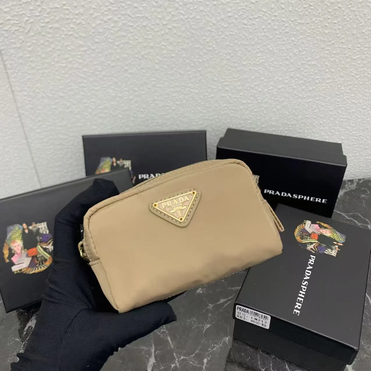 💰150PRADA Prada official new model is shipped simultaneously, enamel-coated triangular metal logo zipper closure, nylon cosmetic bag, regular women's model ✌✌✌ Special quality from the product cabinet, physical shooting [strong]! Model: Original quality Leather: Original Color: black gold buckle, black silver buckle, red, plum red, pink, sky blue, apricot, green, lavender purple, size 12㎝*3.5㎝*8㎝, model LM217