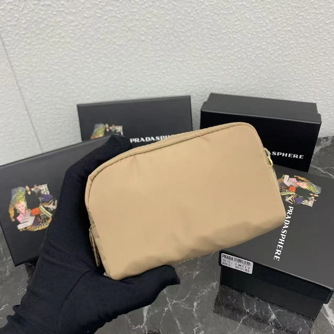 💰150PRADA Prada official new model is shipped simultaneously, enamel-coated triangular metal logo zipper closure, nylon cosmetic bag, regular women's model ✌✌✌ Special quality from the product cabinet, physical shooting [strong]! Model: Original quality Leather: Original Color: black gold buckle, black silver buckle, red, plum red, pink, sky blue, apricot, green, lavender purple, size 12㎝*3.5㎝*8㎝, model LM217