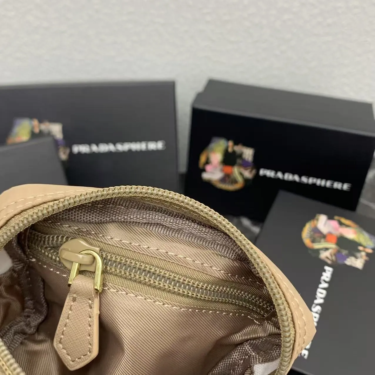 💰150PRADA Prada official new model is shipped simultaneously, enamel-coated triangular metal logo zipper closure, nylon cosmetic bag, regular women's model ✌✌✌ Special quality from the product cabinet, physical shooting [strong]! Model: Original quality Leather: Original Color: black gold buckle, black silver buckle, red, plum red, pink, sky blue, apricot, green, lavender purple, size 12㎝*3.5㎝*8㎝, model LM217