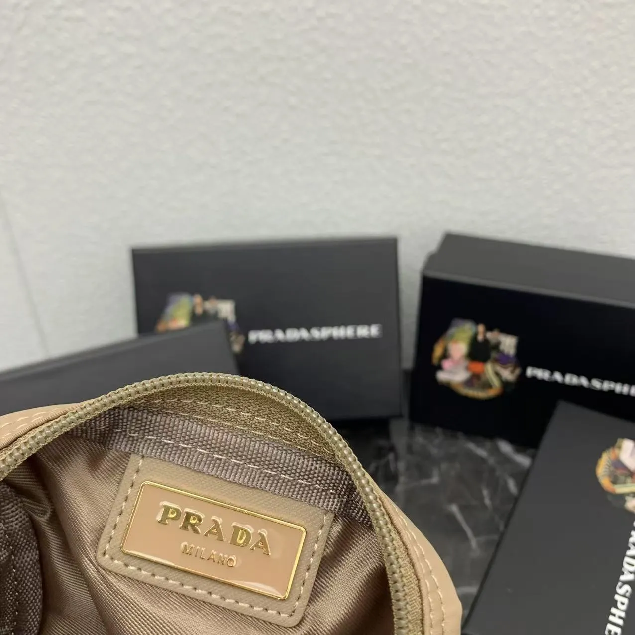 💰150PRADA Prada official new model is shipped simultaneously, enamel-coated triangular metal logo zipper closure, nylon cosmetic bag, regular women's model ✌✌✌ Special quality from the product cabinet, physical shooting [strong]! Model: Original quality Leather: Original Color: black gold buckle, black silver buckle, red, plum red, pink, sky blue, apricot, green, lavender purple, size 12㎝*3.5㎝*8㎝, model LM217