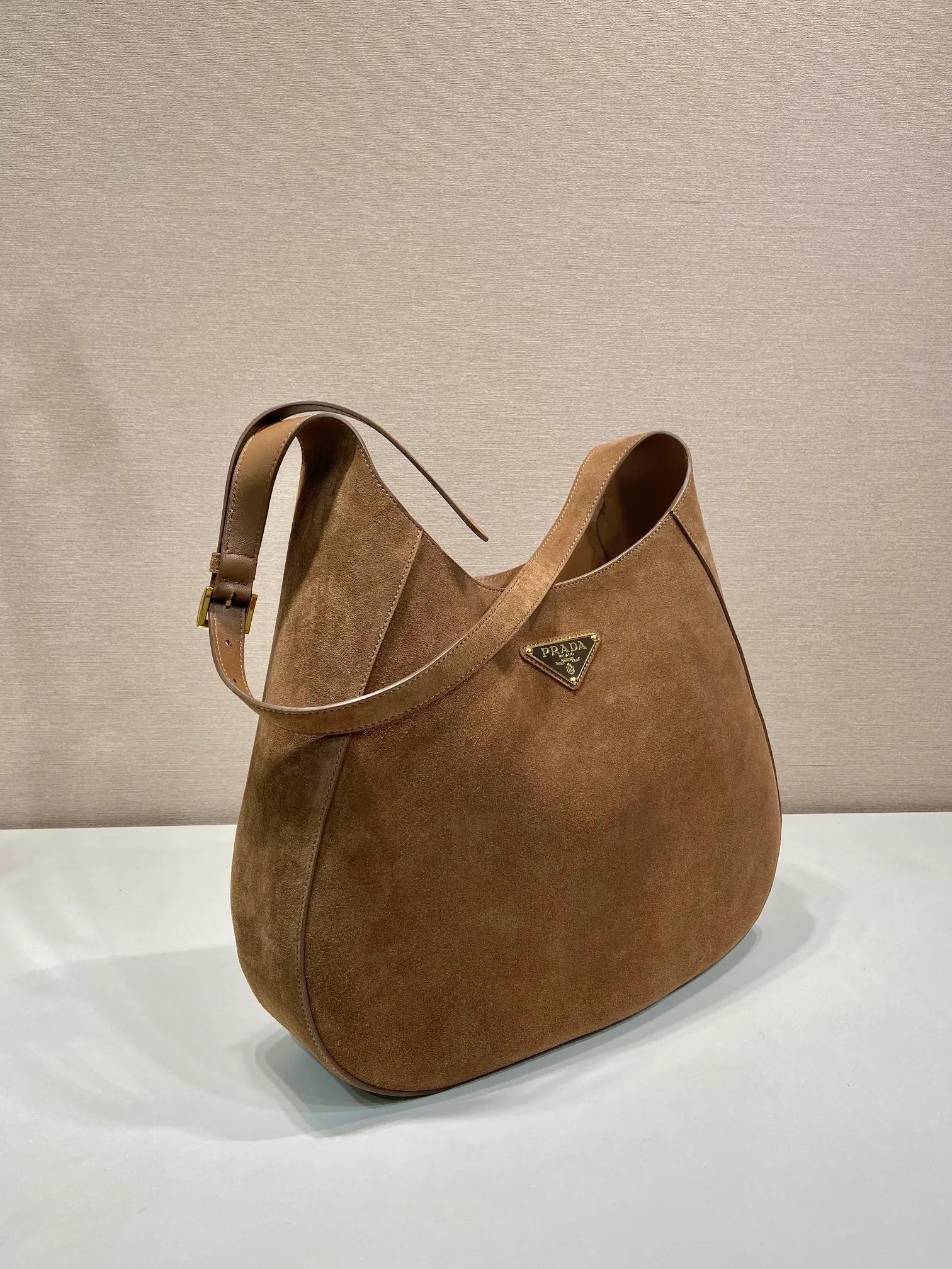 💰1760🎉Suede Cleo🎉1BC181 new oversized crossbody bag🎉🎉 This crossbody bag is made of imported suede (nubuck leather) with imported sheepskin inside. Whether it is worn crossbody or on the shoulder, it is very stylish and has a great upper body effect. The ultra-large capacity must be strong in practicality, soft to the touch, and full of high-end feel. My favorite babies. Hurry up and get it. Size: length 40x height 30x bottom 9cm🎉🎉🎉👏👏👏