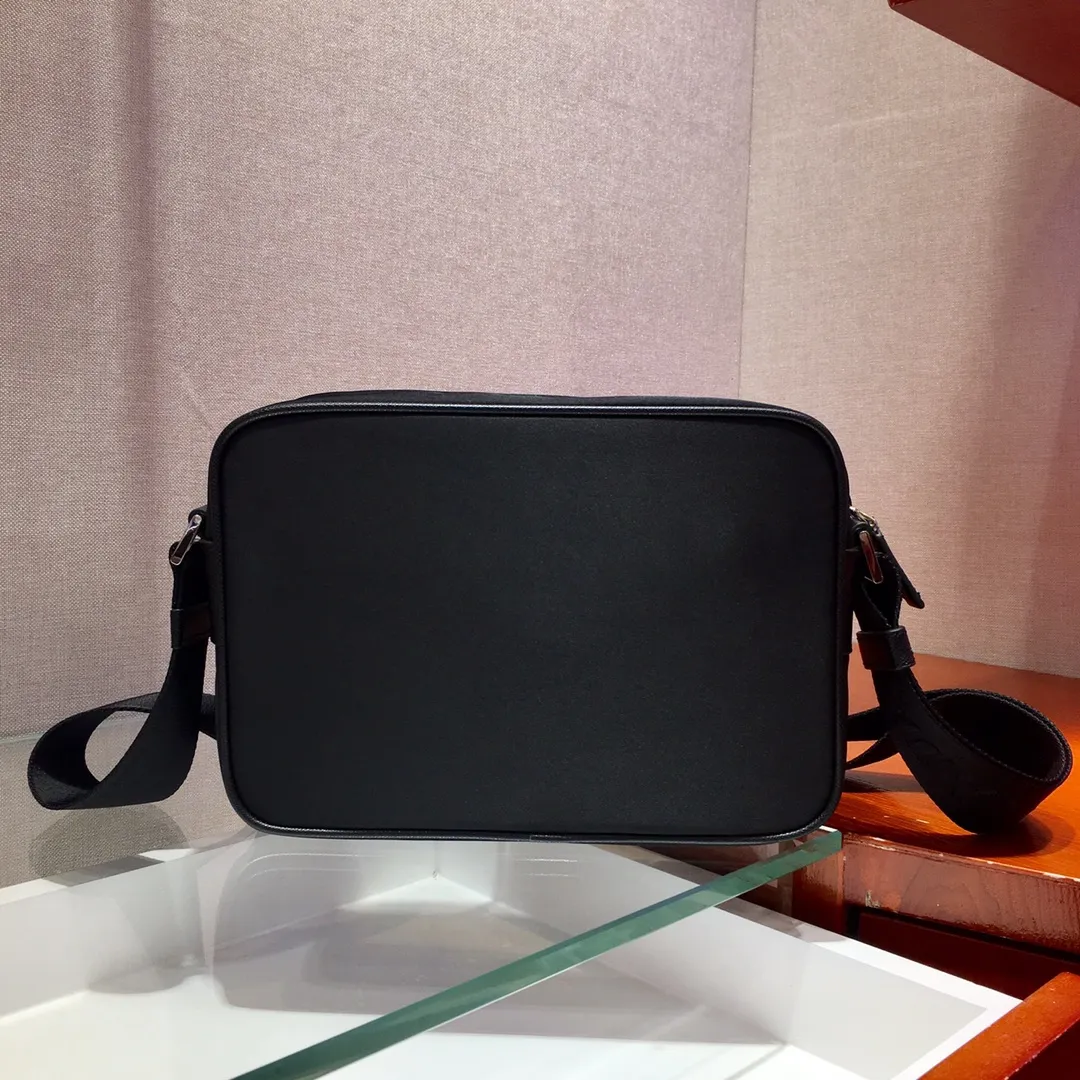 💰860🎉Classic new style🎉2VH048 has arrived👏👏Original goods👍👍Made of imported nylon material, Saffiano leather decoration, polished steel surface metal accessories, adjustable fabric shoulder straps, enamel on the outside Angular logo, internal logo mark, top zipper closure, front zipper pocket, and a zipper pocket inside, lightweight and practical, and a popular style that will never go out of style👍👍Length 23x Height 16x Bottom 7cm👍👍