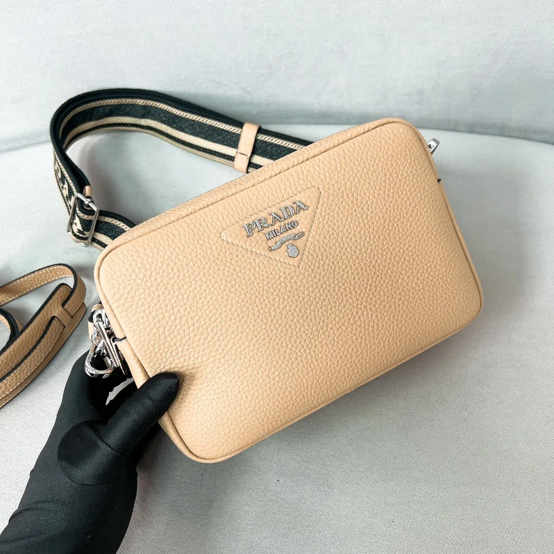 💰1700✨New product launch✨The latest pebbled shoulder bag with double zipper 1BH082 is carefully made of soft textured pebbled calfskin. The bag has a rounded and soft silhouette. Multi-functional detachable embroidered shoulder straps and leather shoulder straps. Double zipper compartments for more convenient storage. Outstanding and elegant style. Can be carried in hand, on one shoulder or crossbody. A handbag that perfectly blends classic heritage with the trend of the times. Fairy must-have nude pink size 22*14.5*8.5cm