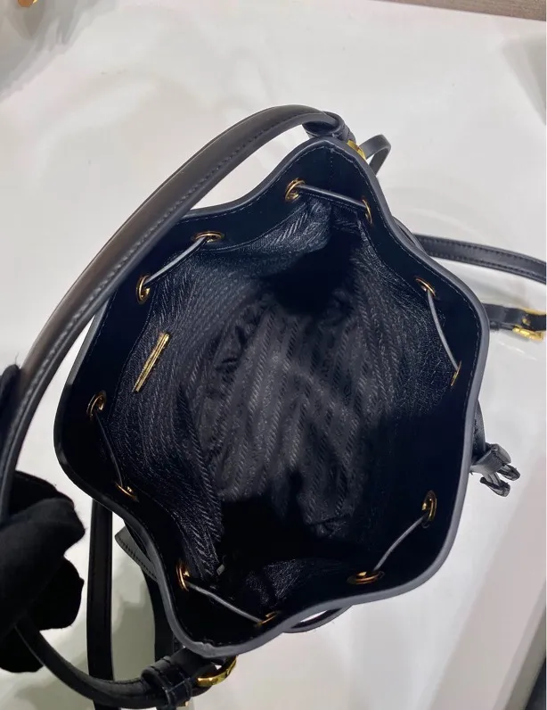 💰1320🎉Calfskin bucket bag🎉1BE067 new product🎉🎉 This bucket bag is made of imported calfskin and top-grade gold hardware, carrying the brand’s original and unique expression of extraordinary beauty. Comes with a detachable and adjustable long leather shoulder strap and leather keychain. Large capacity, light and practical🎉🎉Another popular style that will never go out of style🎉 Length 15.5x Height 19.5x Bottom 10cm