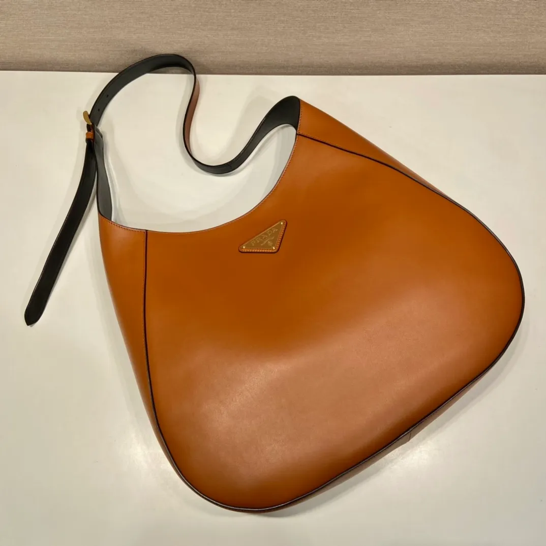 💰2000🎉Extra Large Cleo🎉1BC181 New Extra Large Crossbody Bag🎉🎉New Color This crossbody bag is made of imported calf bag with imported sheepskin inside. Whether it is worn crossbody or on one shoulder, it is very stylish and has a great upper body effect. The ultra-large capacity must be strong in practicality, soft to the touch, and full of high-end feel. My favorite babies. Hurry up and get it. Size: length 40x height 30x bottom 9cm🎉🎉🎉👏👏👏