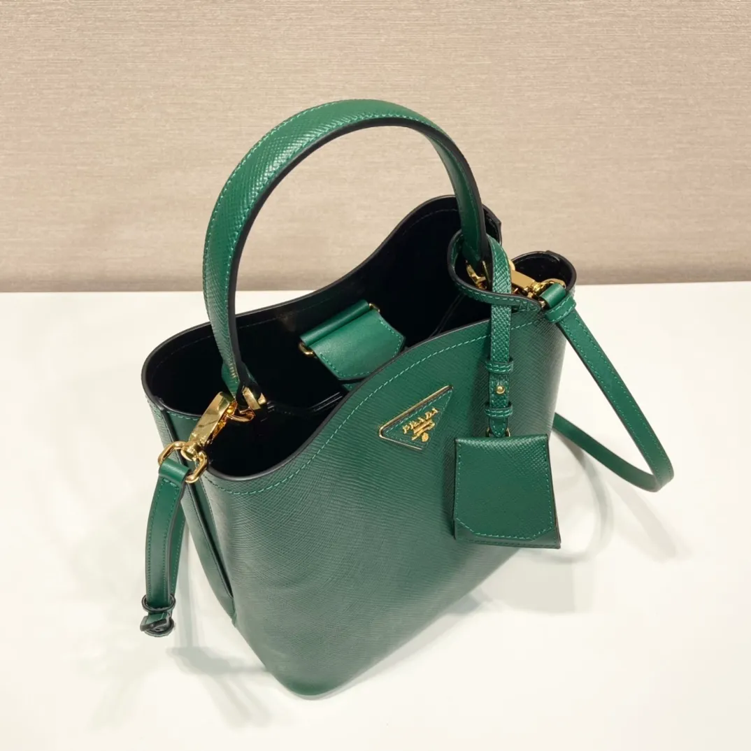 💰1840🔆Exclusive first release🔆1BA212💋New color🎉🎉 Original item🤙🤙Made of imported Saffiano leather material, removable shoulder strap, leather nameplate and metal logo complement each other. Leather-covered central pocket with magnetic buckle. Saffiano leather triangle logo. Contrast color nappa leather lining. This Double handbag has an elegant style, eye-catching and unique. It is also a popular style🙋🏻🙋🏻Length 22X Height 23X Bottom 13cm