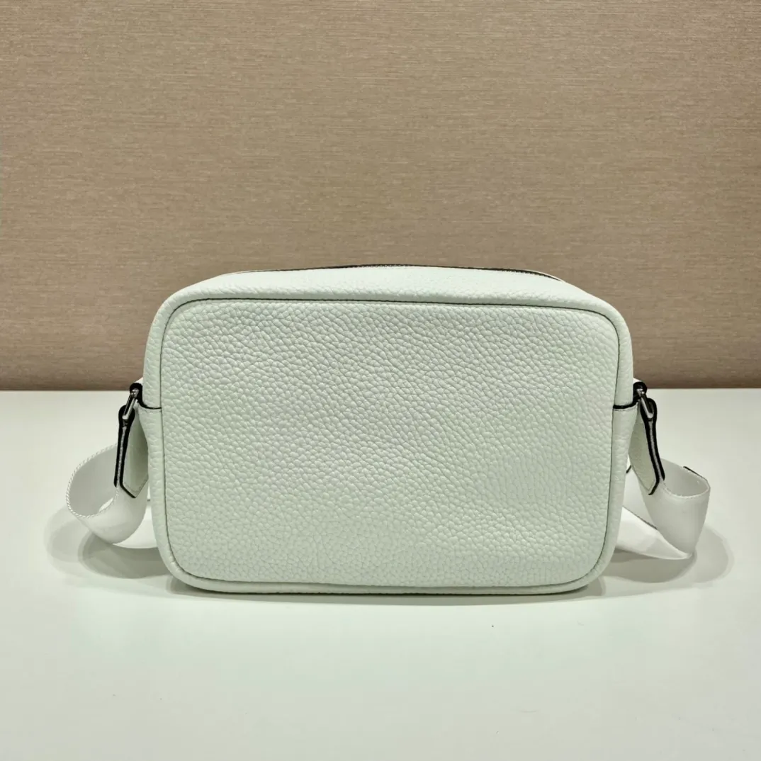 💰1600🎉New cross-body bag🎉1BH182🎉🎉 This cross-body bag is made of imported deerskin grain cowhide and equipped with a long adjustable shoulder strap. My favorite is the small bag on the shoulder strap😘It’s perfect😘. It has large capacity, simple and elegant, and it feels super soft🎉Hurry up and get it🎉 Length 22x Height 14.5x Bottom 8cm