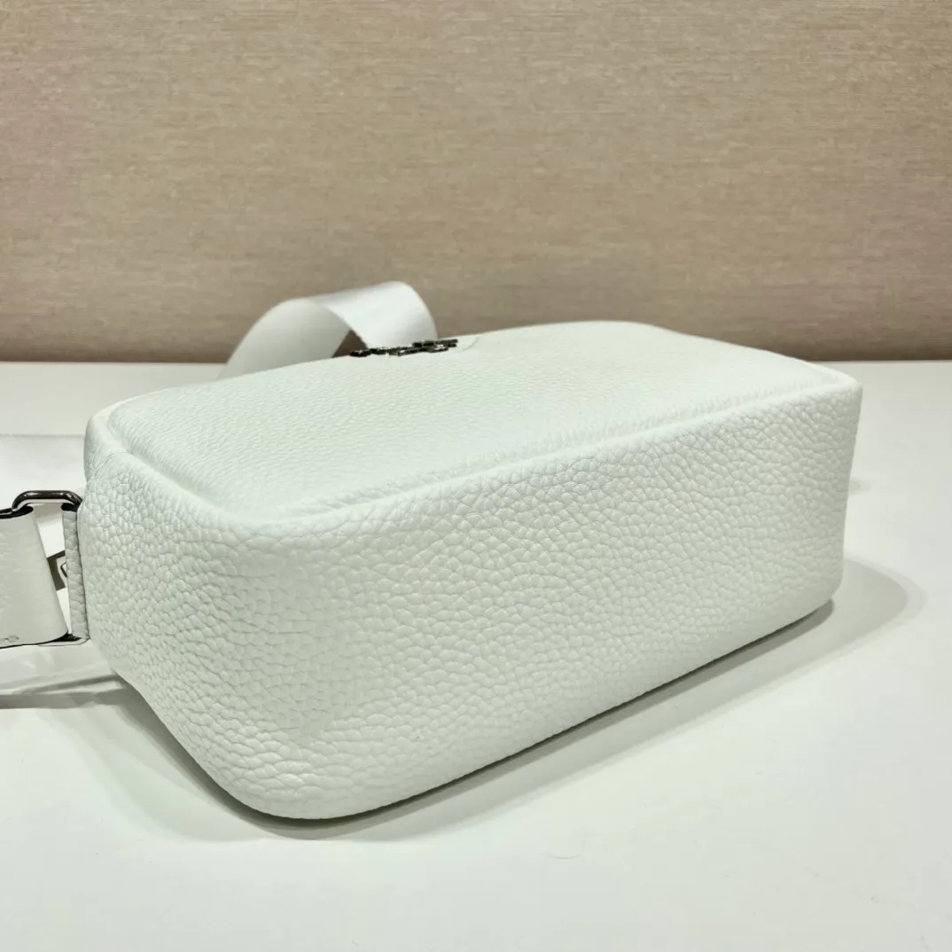 💰1600🎉New cross-body bag🎉1BH182🎉🎉 This cross-body bag is made of imported deerskin grain cowhide and equipped with a long adjustable shoulder strap. My favorite is the small bag on the shoulder strap😘It’s perfect😘. It has large capacity, simple and elegant, and it feels super soft🎉Hurry up and get it🎉 Length 22x Height 14.5x Bottom 8cm