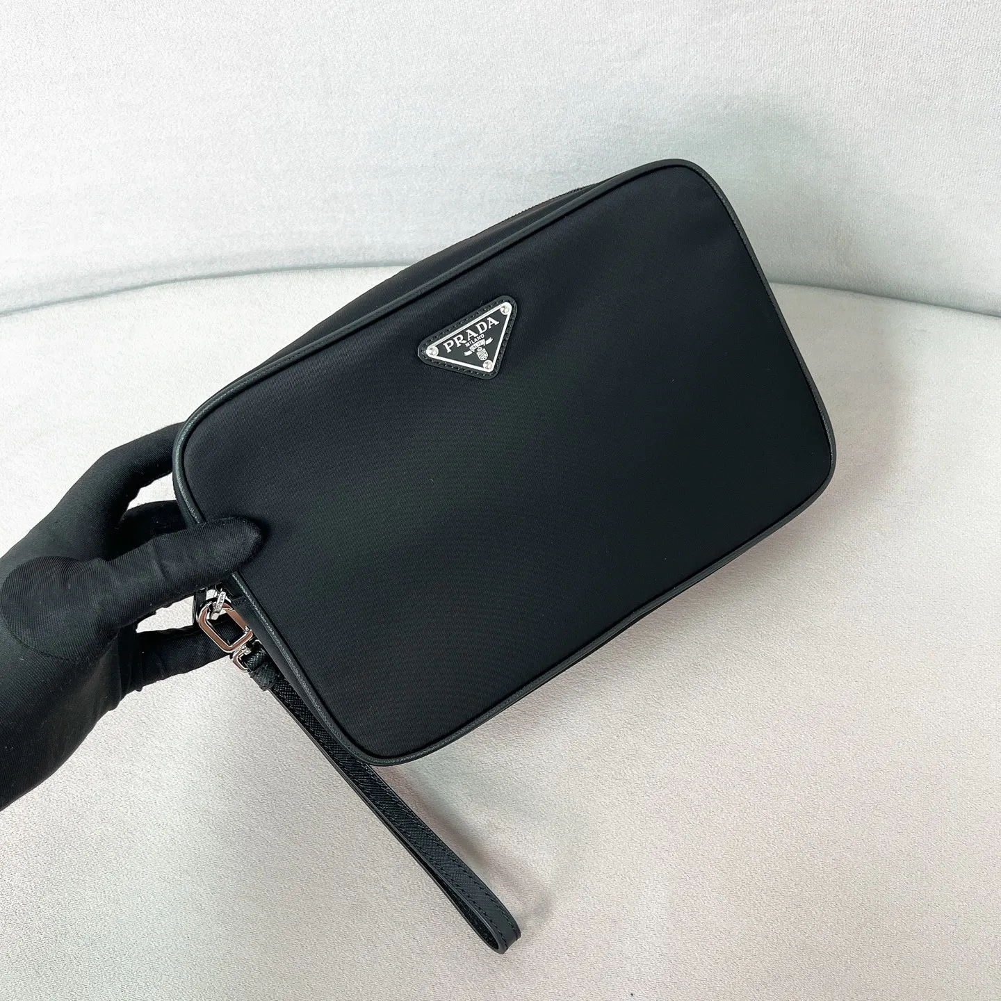 💰700, 2NE007 Men's nylon clutch, imported parachute fabric, triangular enamel logo on the front, very beautiful and elegant. Nylon has always been an area that cannot be surpassed by other brands. The fabric texture is very soft and comfortable, fashionable, lightweight and practical. It is very fashionable to match casually. This capacity is very large and can be used by both men and women. Size: 24*16*7cm black