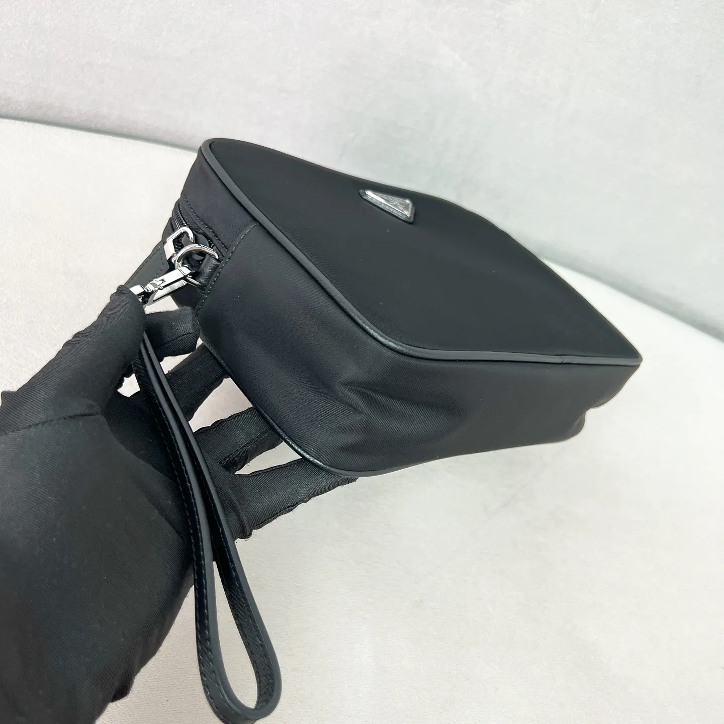 💰700, 2NE007 Men's nylon clutch, imported parachute fabric, triangular enamel logo on the front, very beautiful and elegant. Nylon has always been an area that cannot be surpassed by other brands. The fabric texture is very soft and comfortable, fashionable, lightweight and practical. It is very fashionable to match casually. This capacity is very large and can be used by both men and women. Size: 24*16*7cm black
