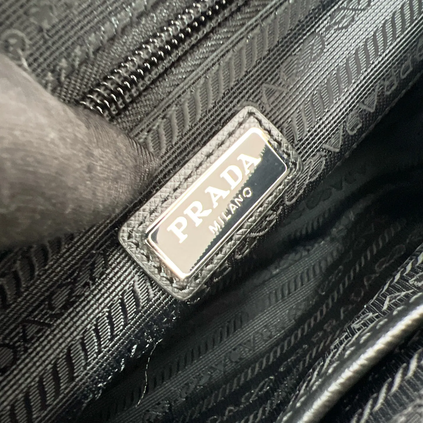 💰700, 2NE007 Men's nylon clutch, imported parachute fabric, triangular enamel logo on the front, very beautiful and elegant. Nylon has always been an area that cannot be surpassed by other brands. The fabric texture is very soft and comfortable, fashionable, lightweight and practical. It is very fashionable to match casually. This capacity is very large and can be used by both men and women. Size: 24*16*7cm black