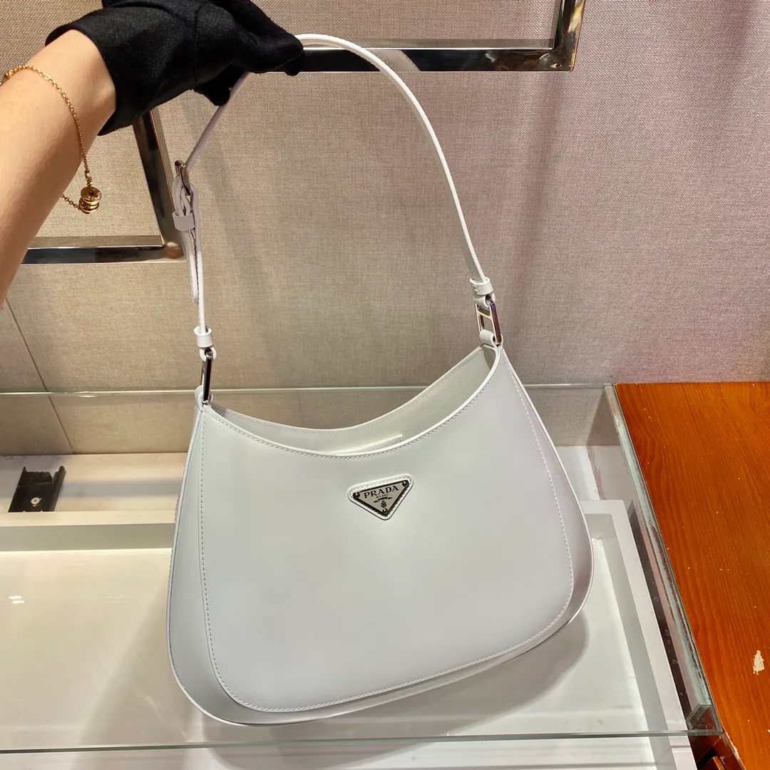 💰1320🎉New armpit bag🎉Large size🎉Large size🎉New second-hand armpit bag😘😘 This year's popular second-hand armpit bag has always been very popular. The whole leather is delicate and smooth. The special-shaped bag design is cool and fashionable. Another popular model for internet celebrity planting🙊🙊 Style number: 1BC156 Length 30x Height 18.5x Bottom 4cm